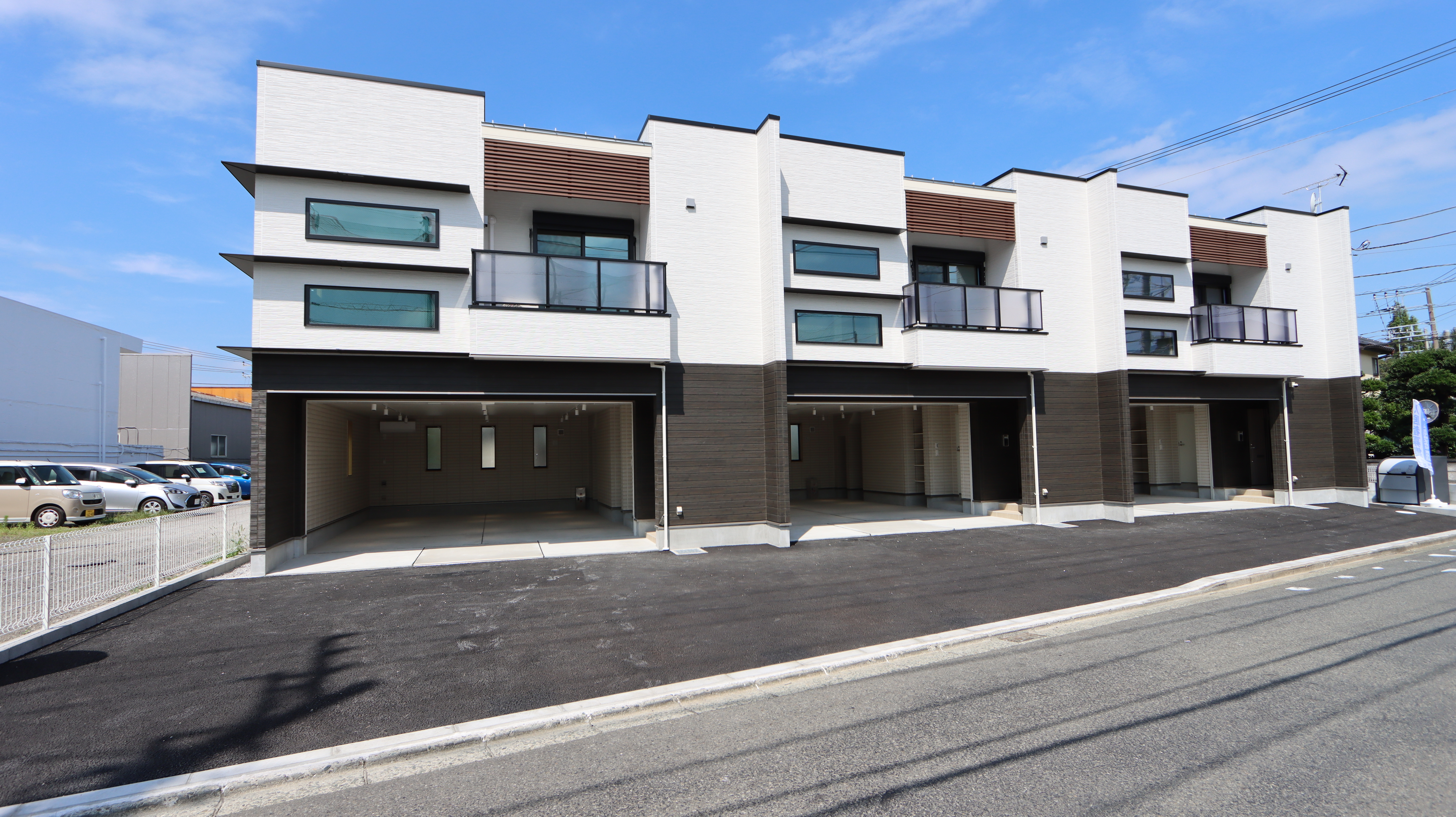 藤沢市のガレージ内に並列駐車可能なガレージハウス「プリマステラ」の外観②
loading=