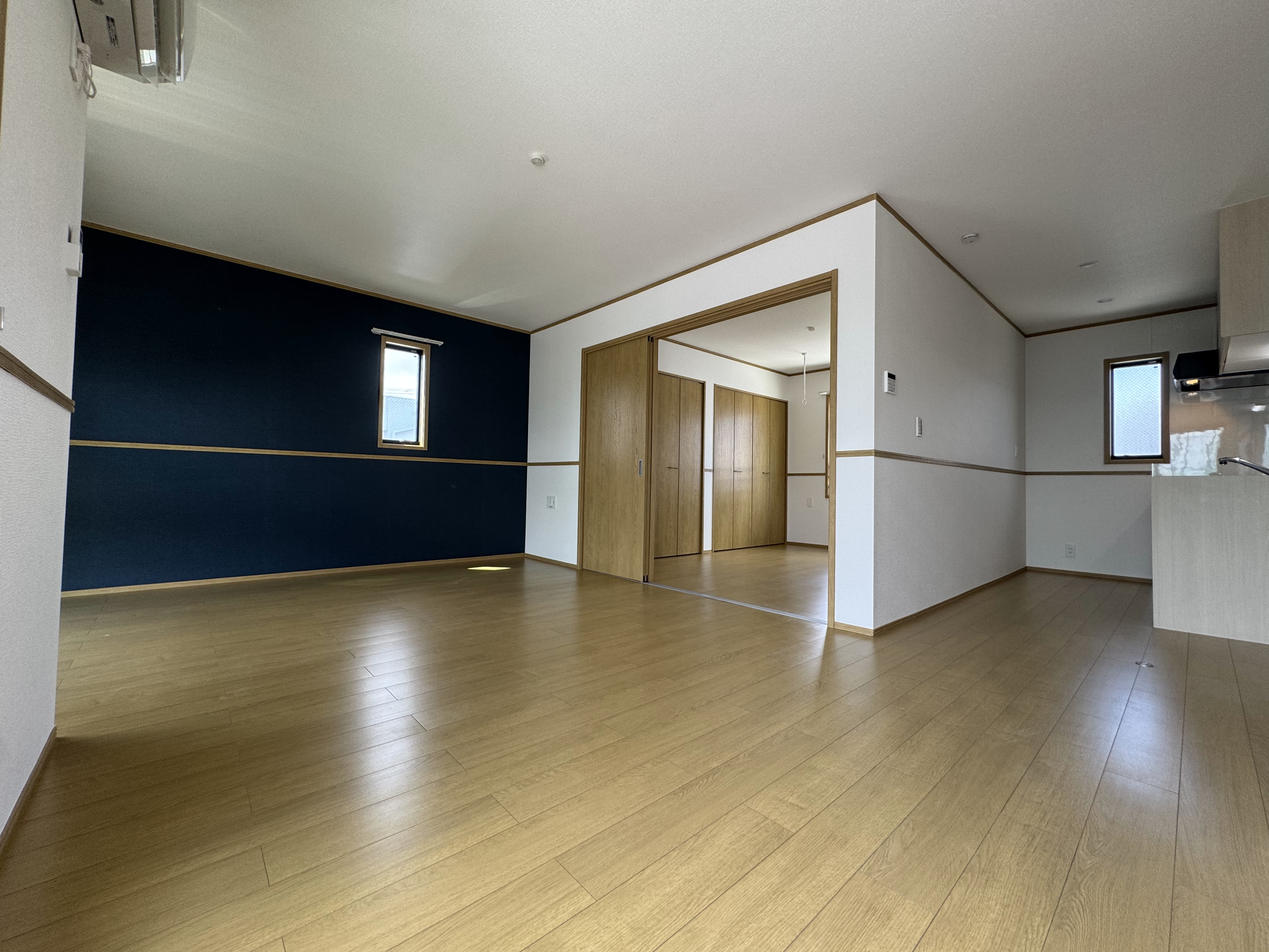 洋室とも続き間なので解放すればLDKと合わせて約22帖の広さ
loading=
