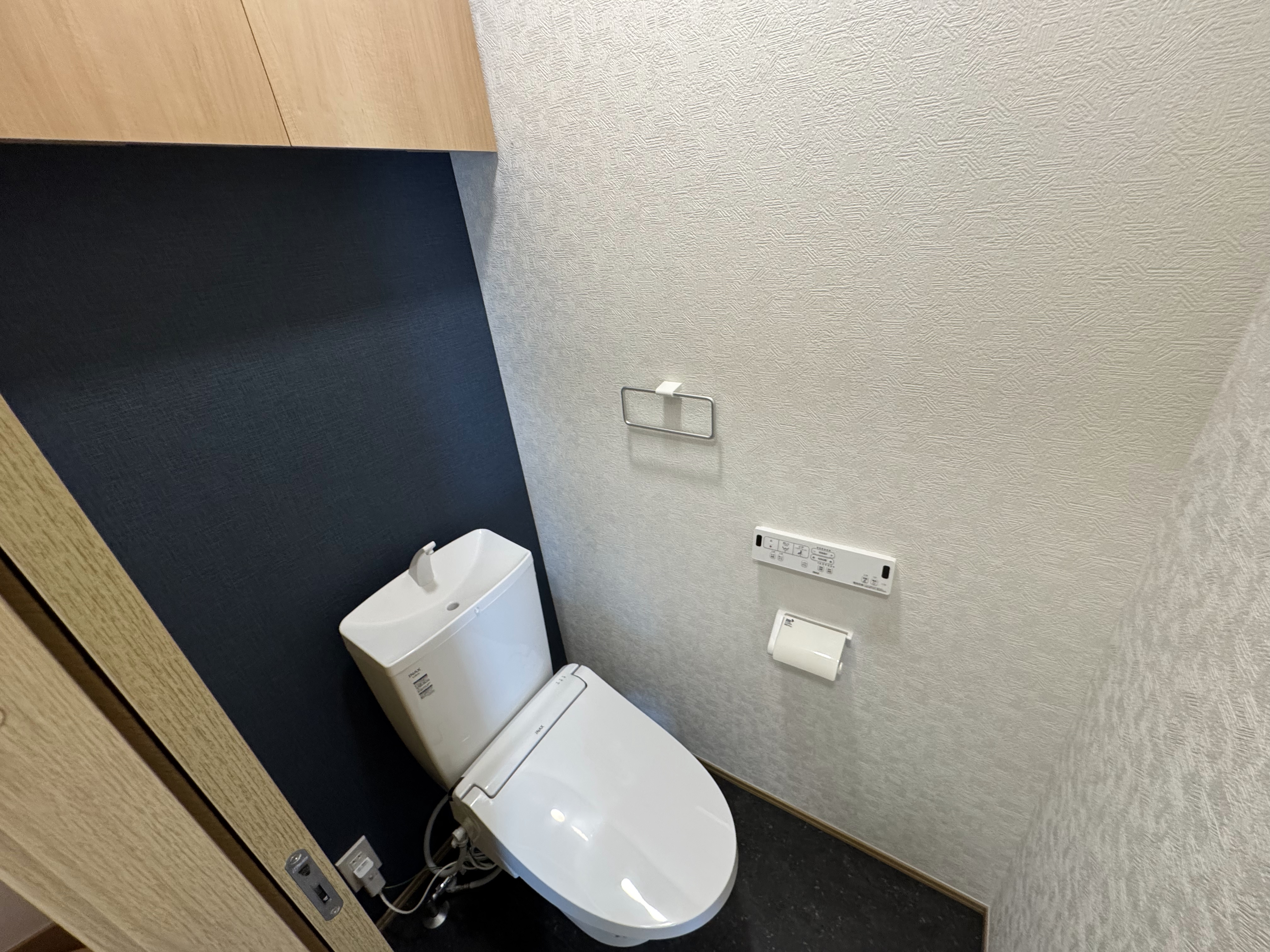 上部に収納棚のあるシャワートイレ付きのトイレスペース
loading=
