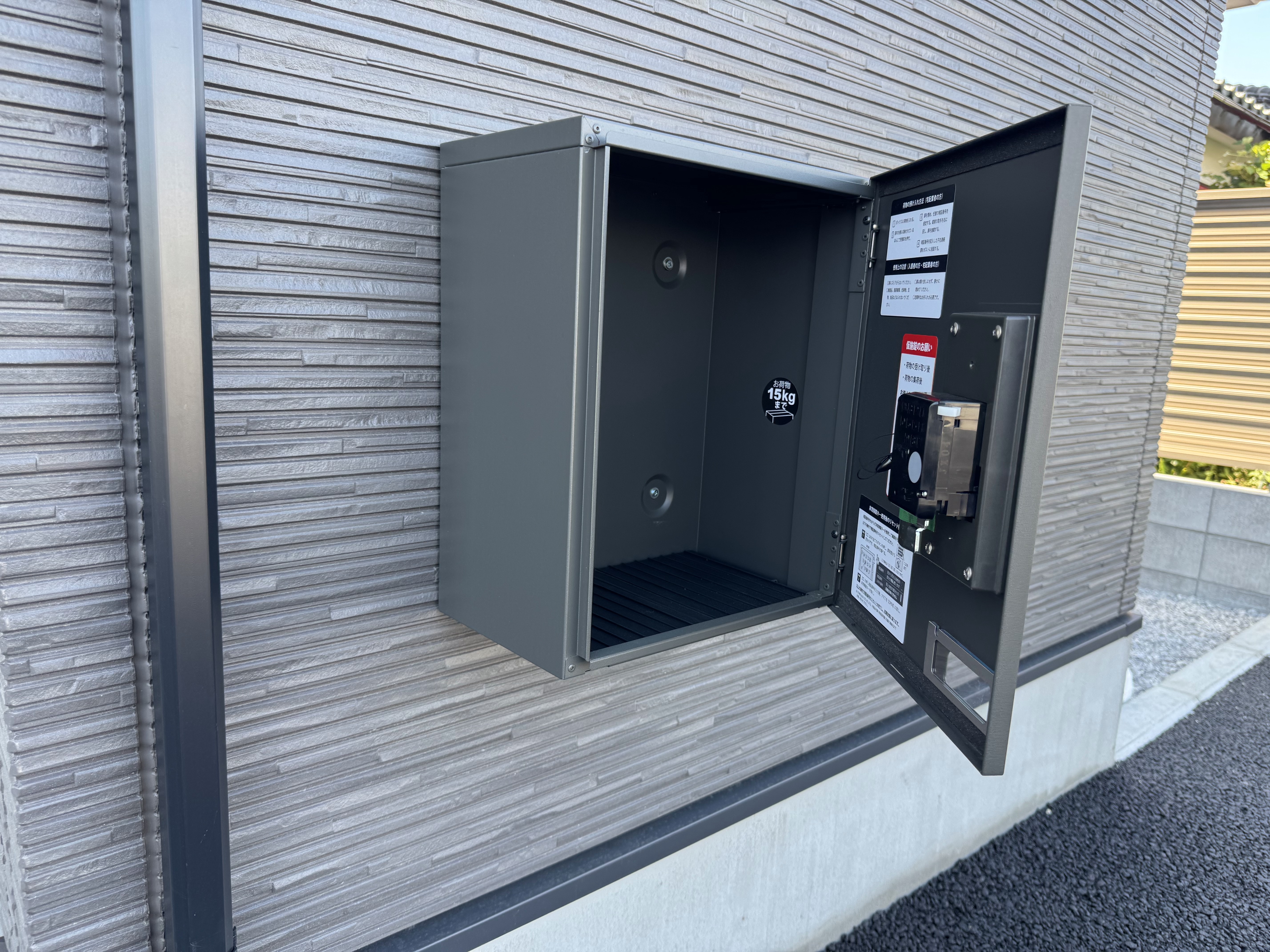 各戸に専用の宅配ボックス loading=