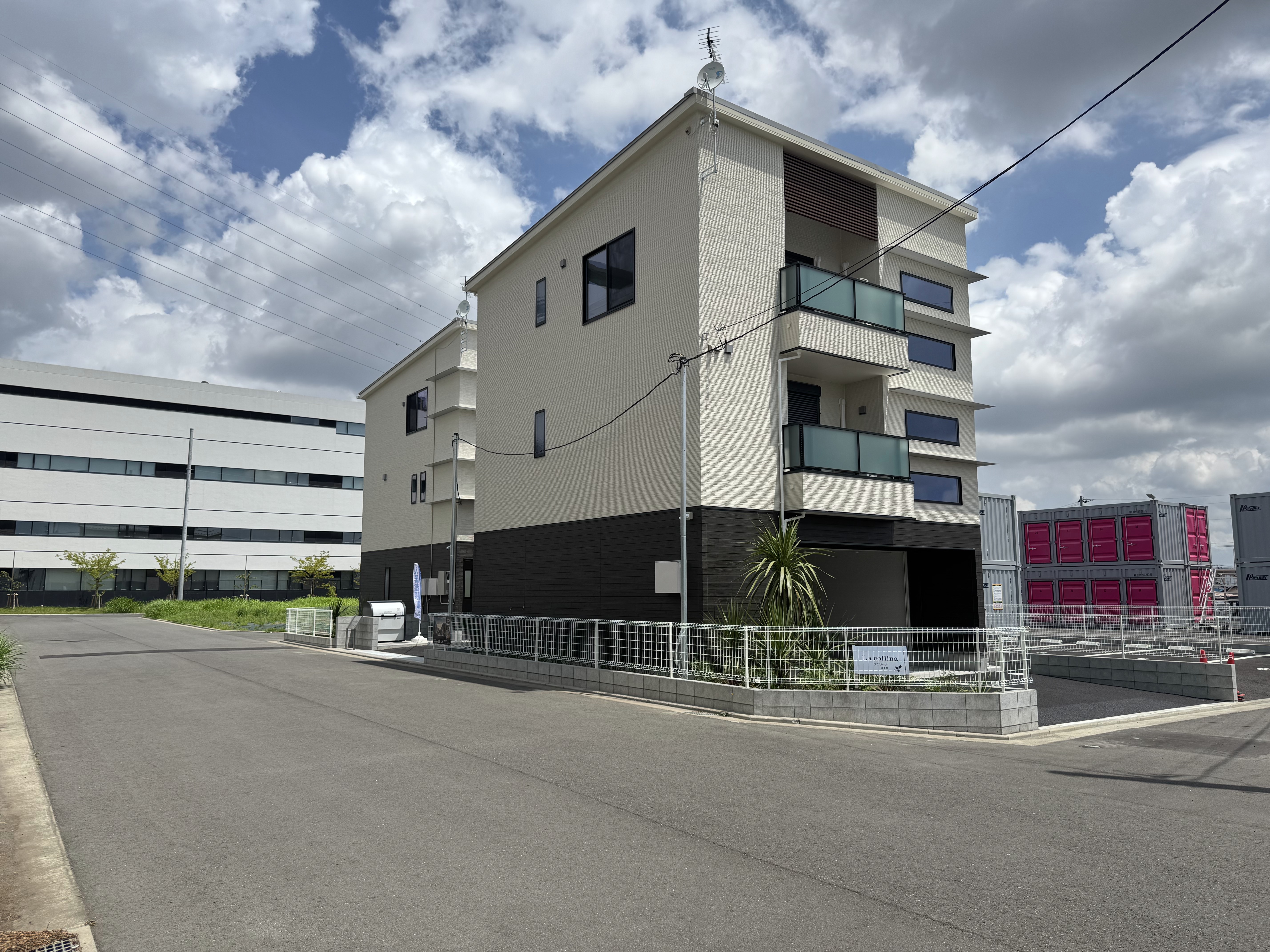 藤沢市の3階建てのガレージハウス「La collina（ラコリーナ）」の外観②
 loading=