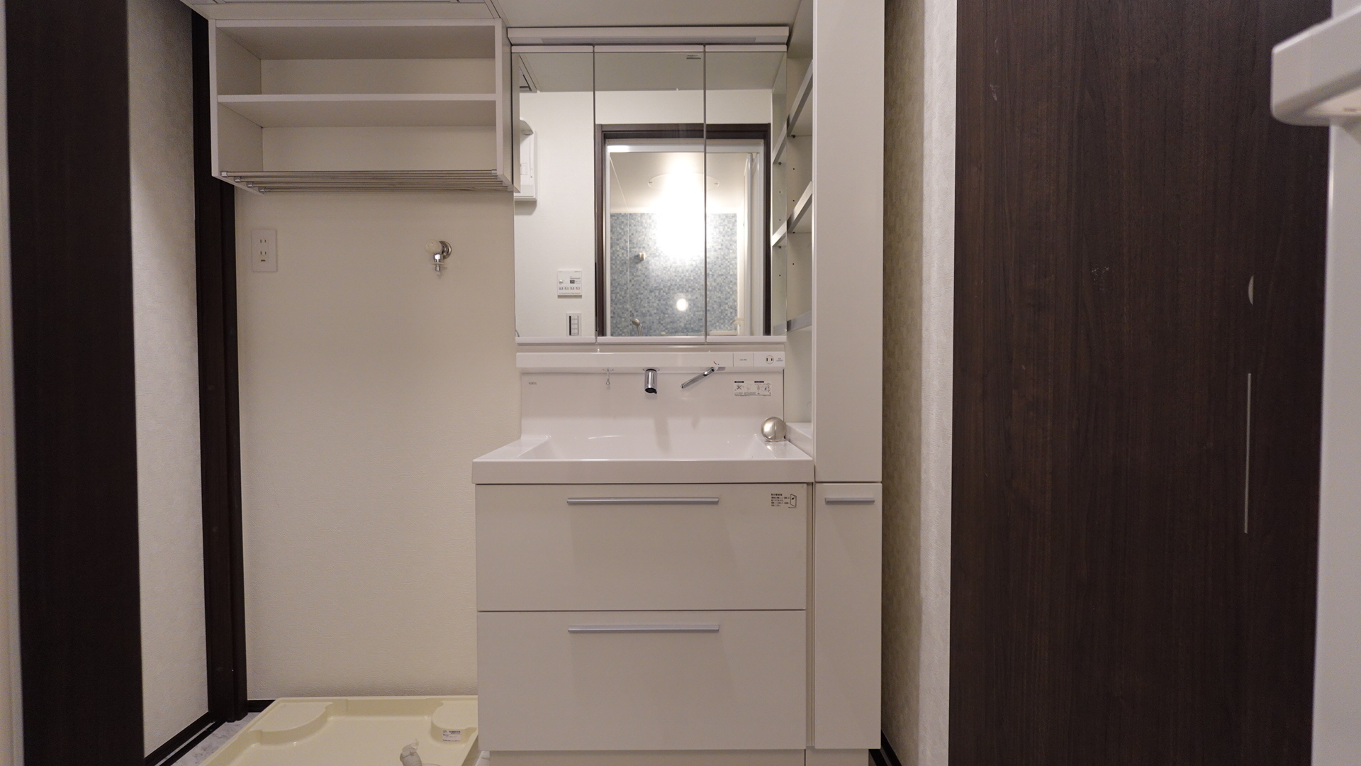 豊富な収納を備えた洗面化粧台
 loading=