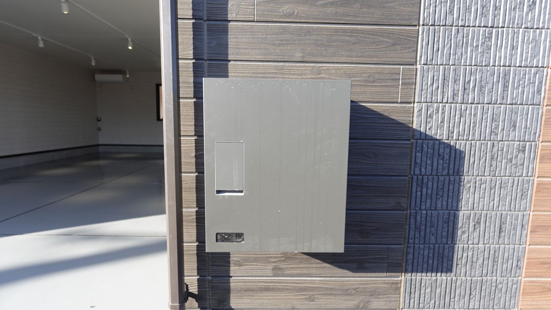 各戸に専用の宅配ボックス付き
 loading=