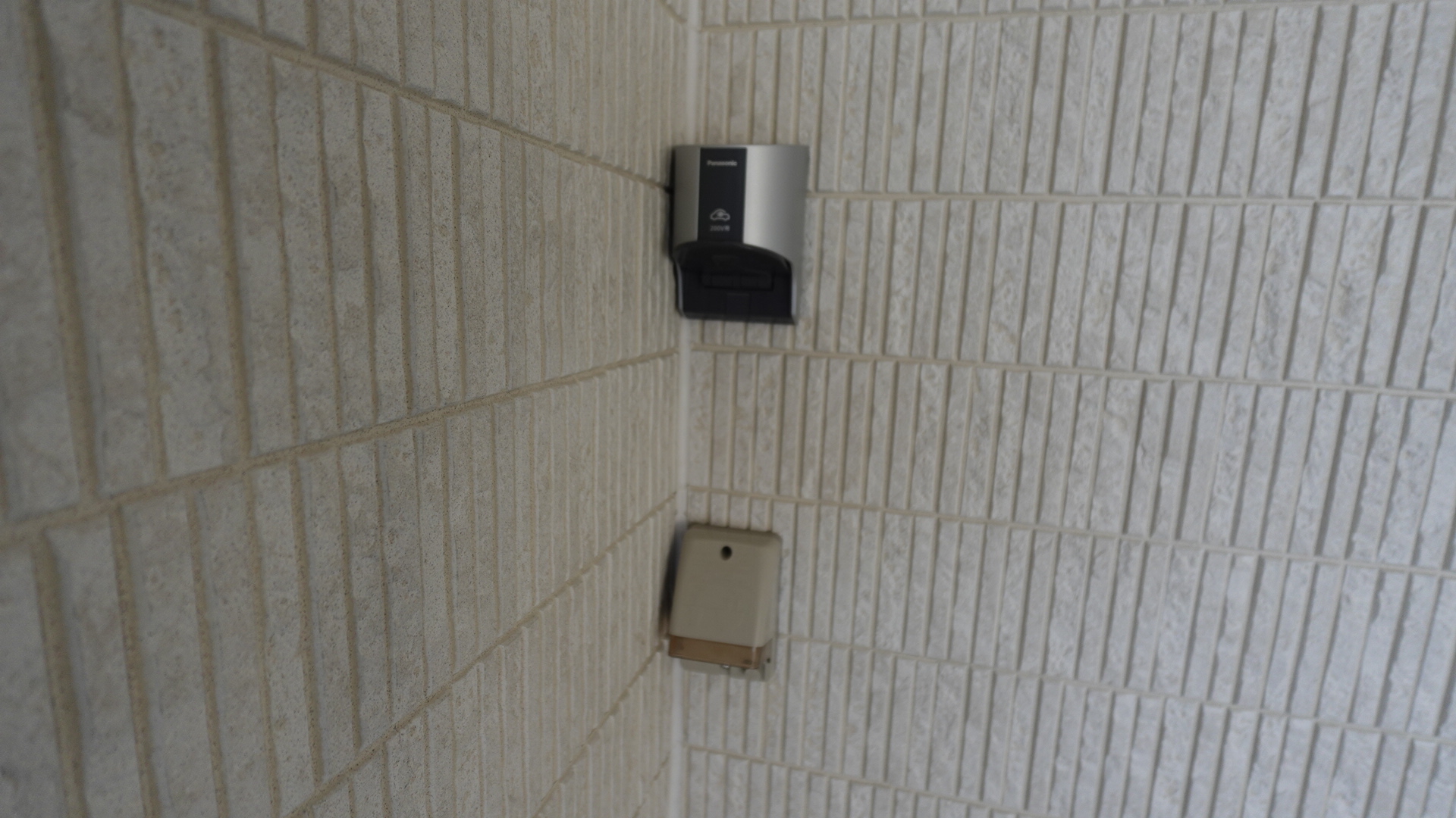 ガレージ内にはEV専用充電コンセント付き
 loading=