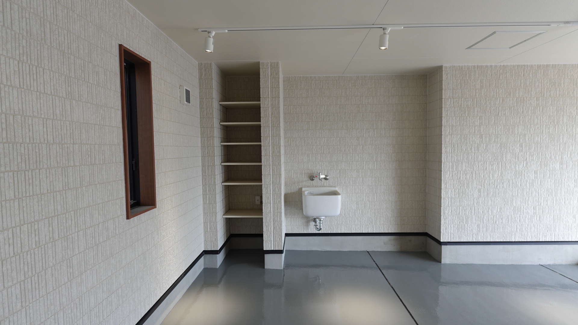 ガレージ内の収納スペース
 loading=