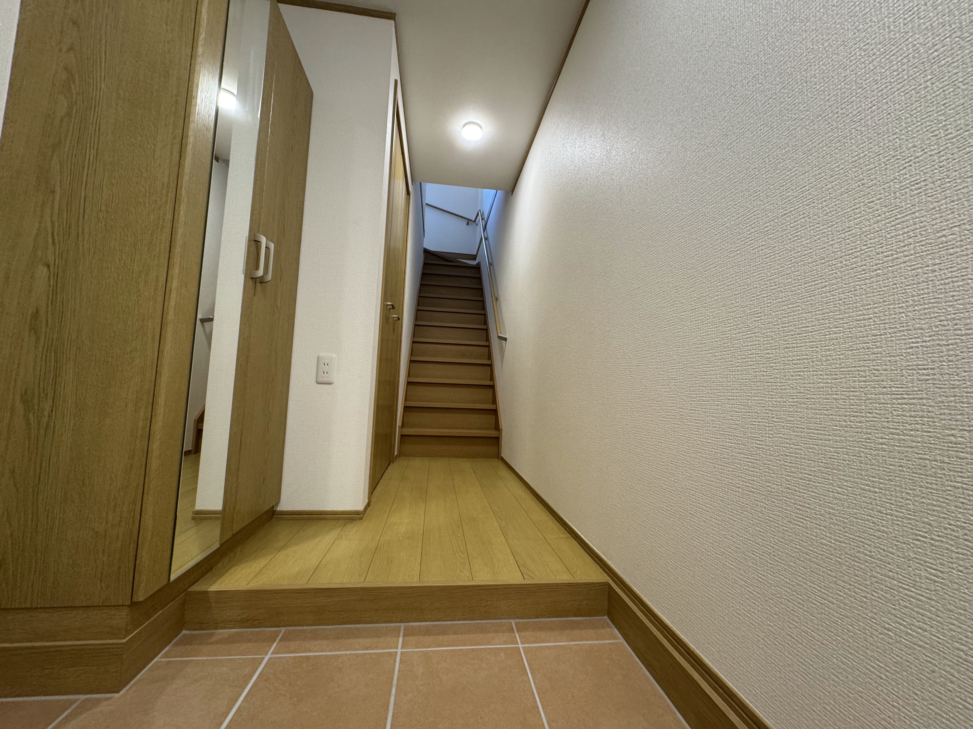 大型のシューズボックスがある玄関 loading=