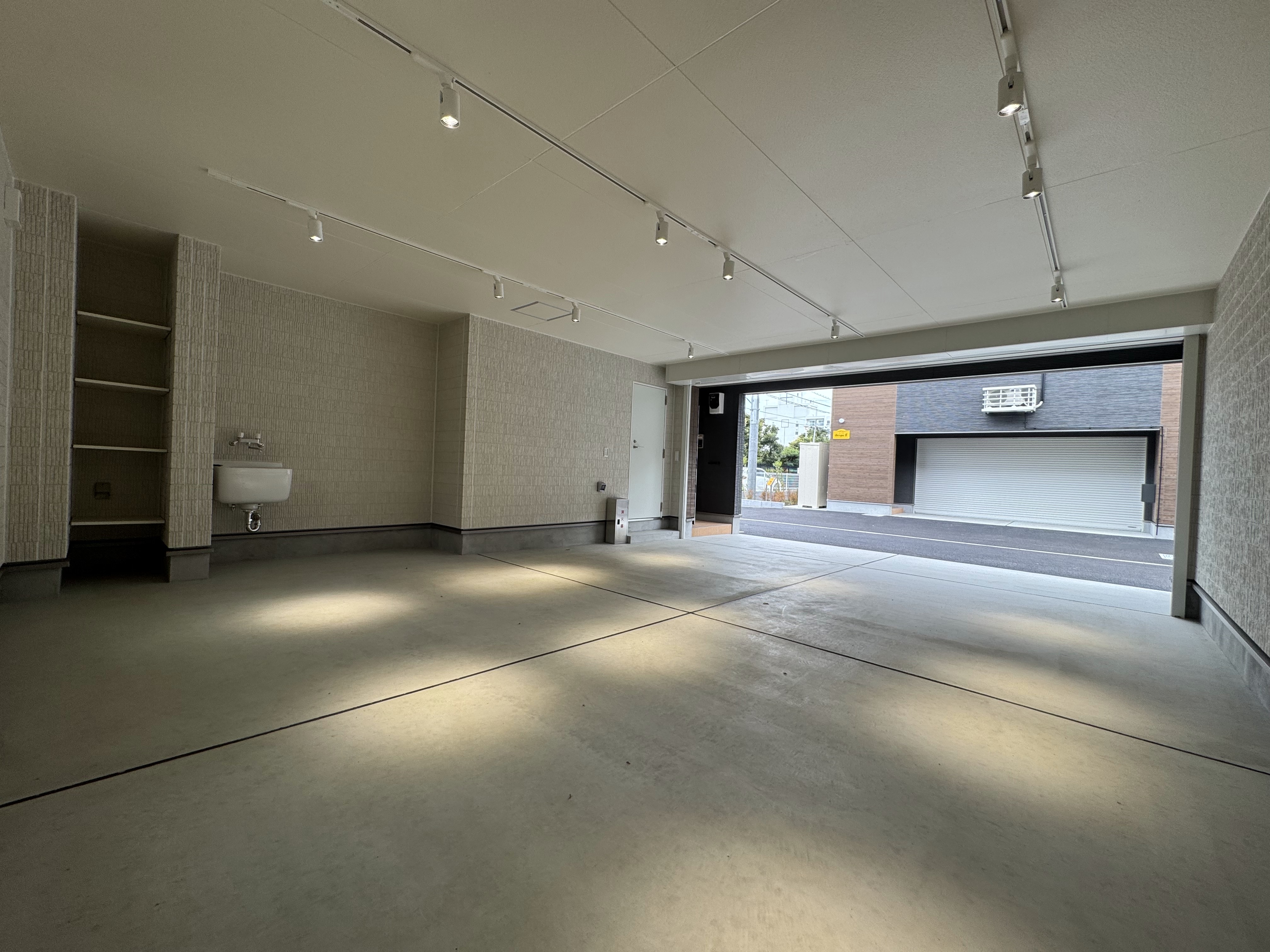 広々としたガレージスペース loading=