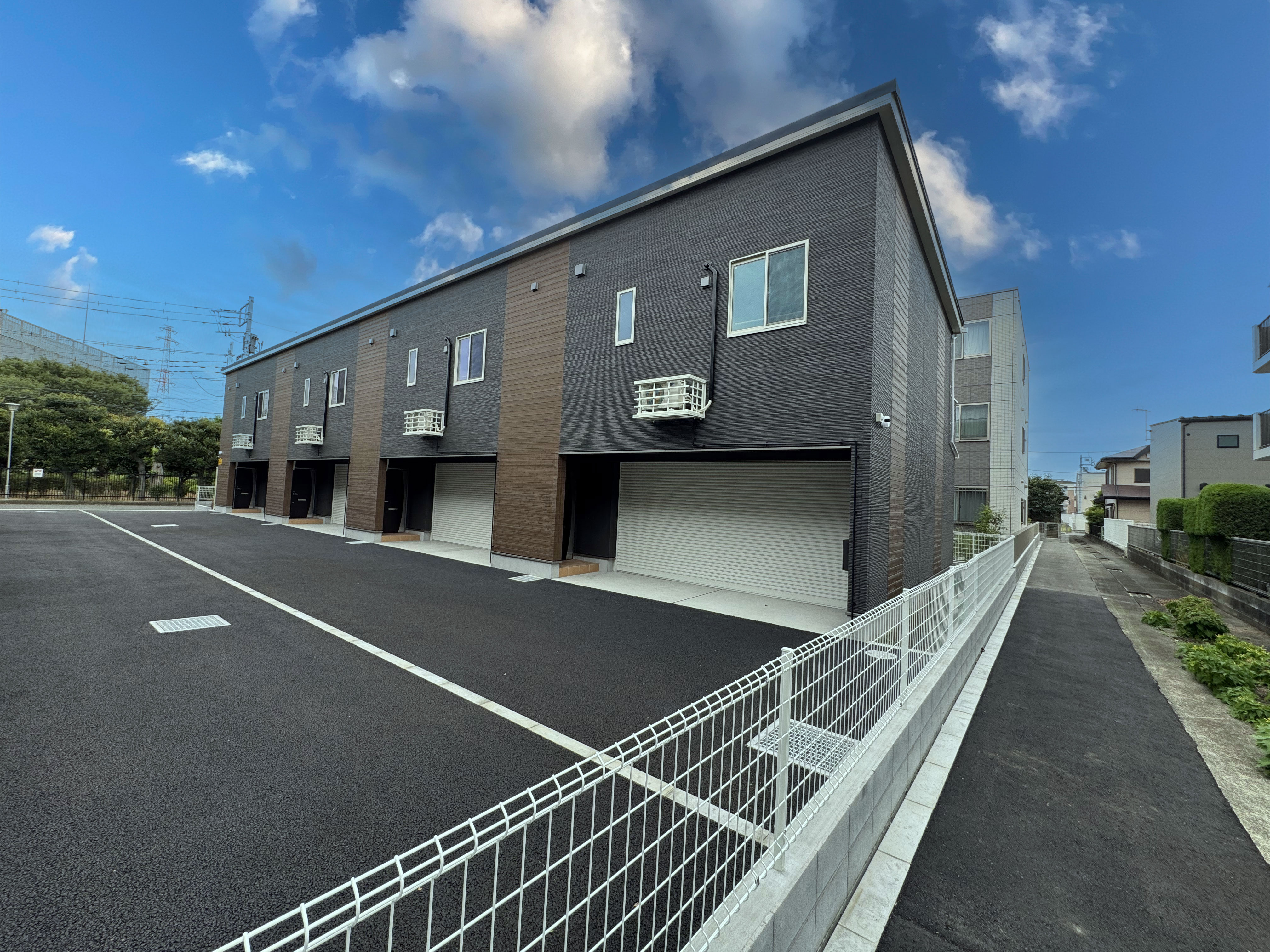 神奈川県厚木市のガレージハウス「GarageaⅡ（ガレージアⅡ）」の外観②
 loading=