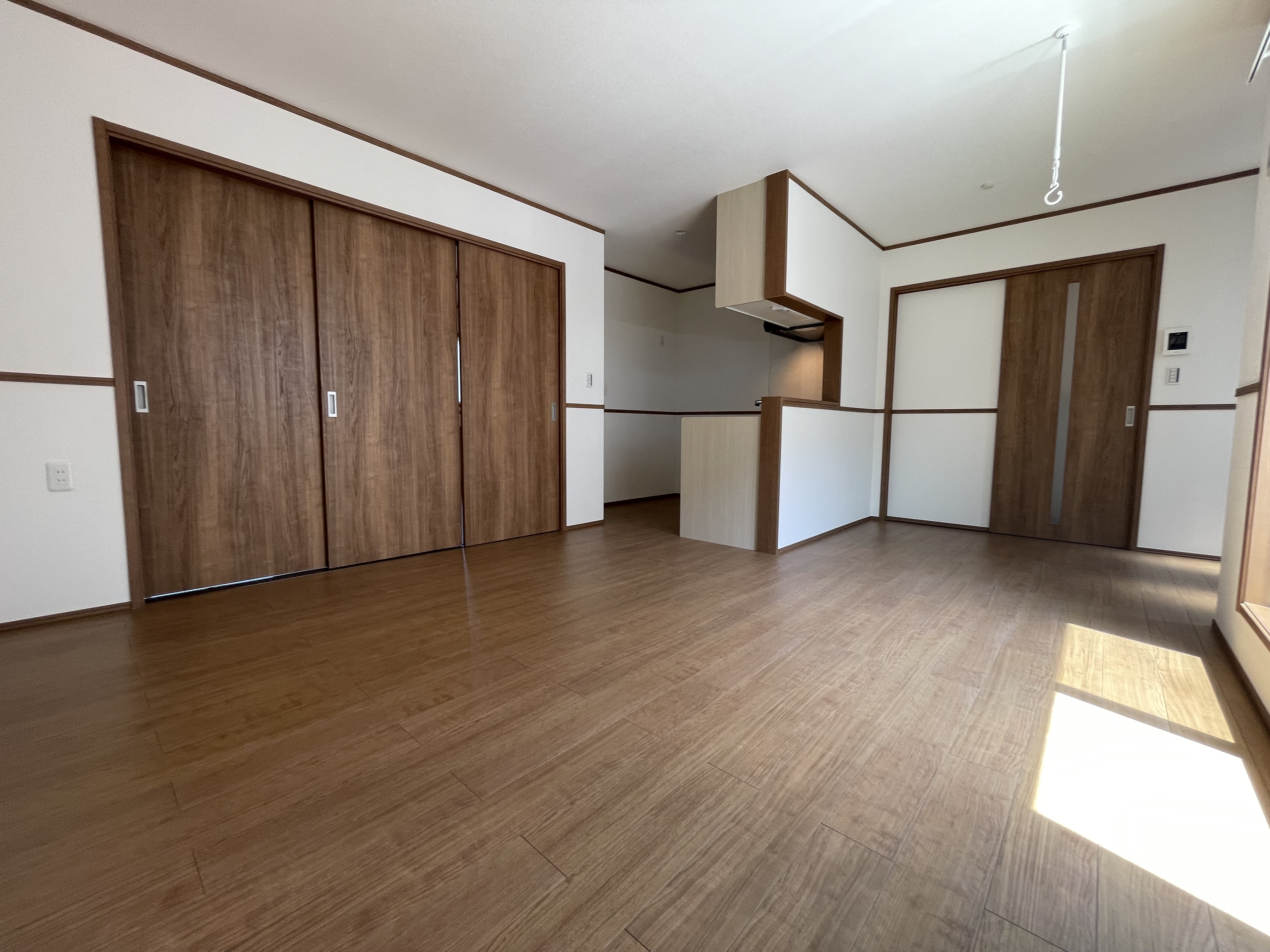 対面キッチンを備えたＬＤＫは13.7帖の広さ loading=