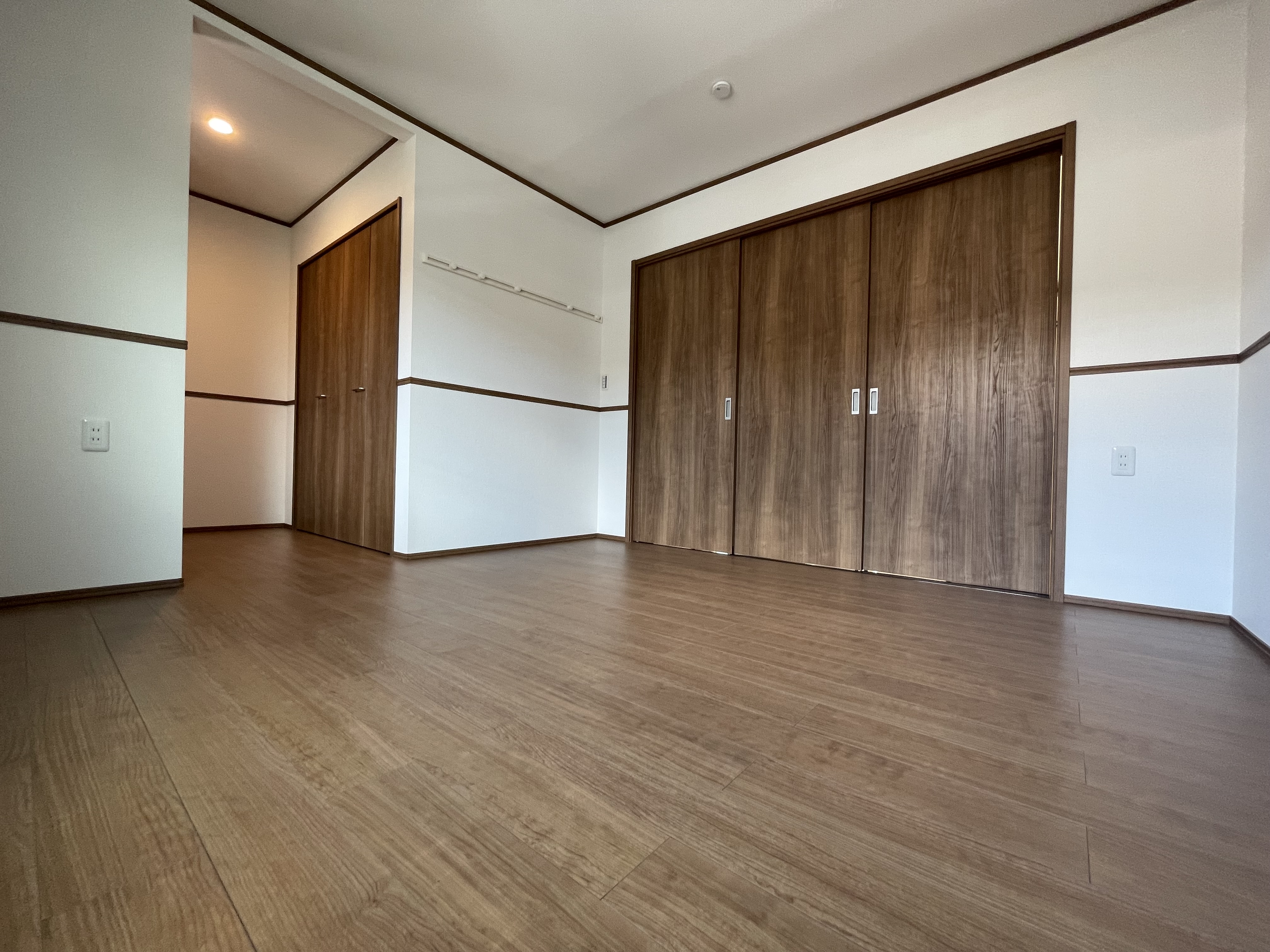 LDKと続き間としても活用できる寝室スペース loading=