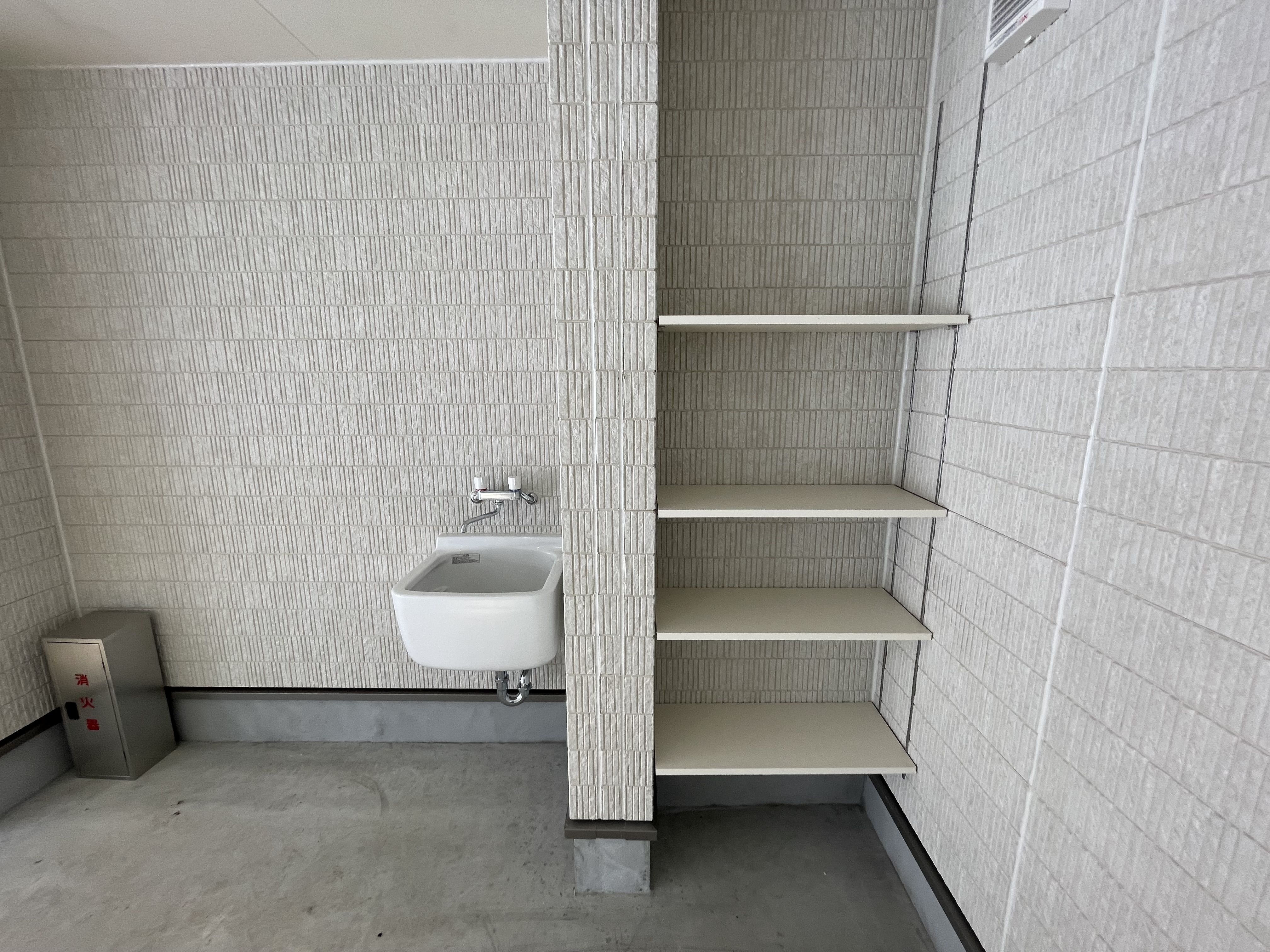 ガレージ内の収納スペース loading=