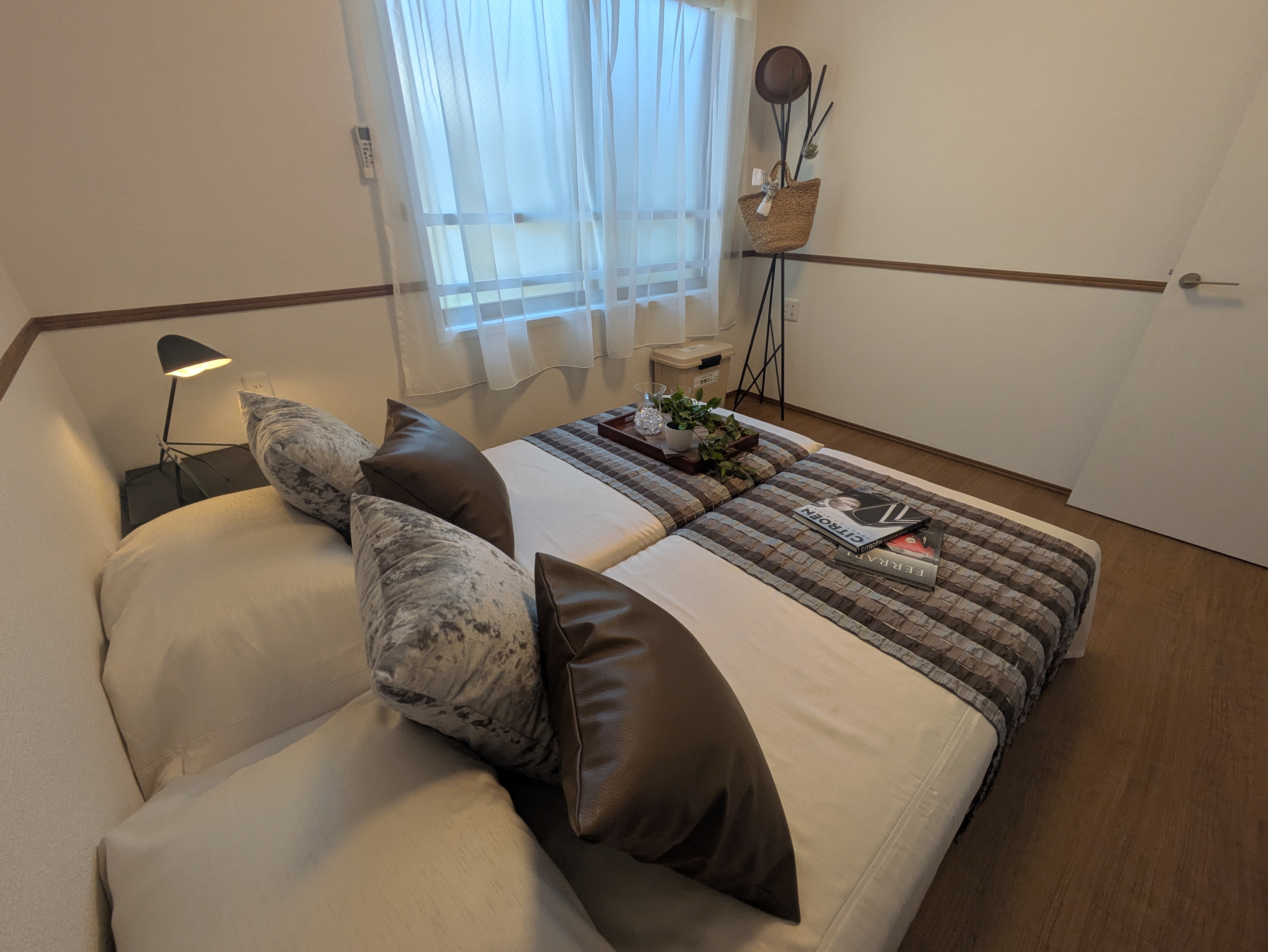 洋室にも大きな窓があり、明るい室内空間
 loading=