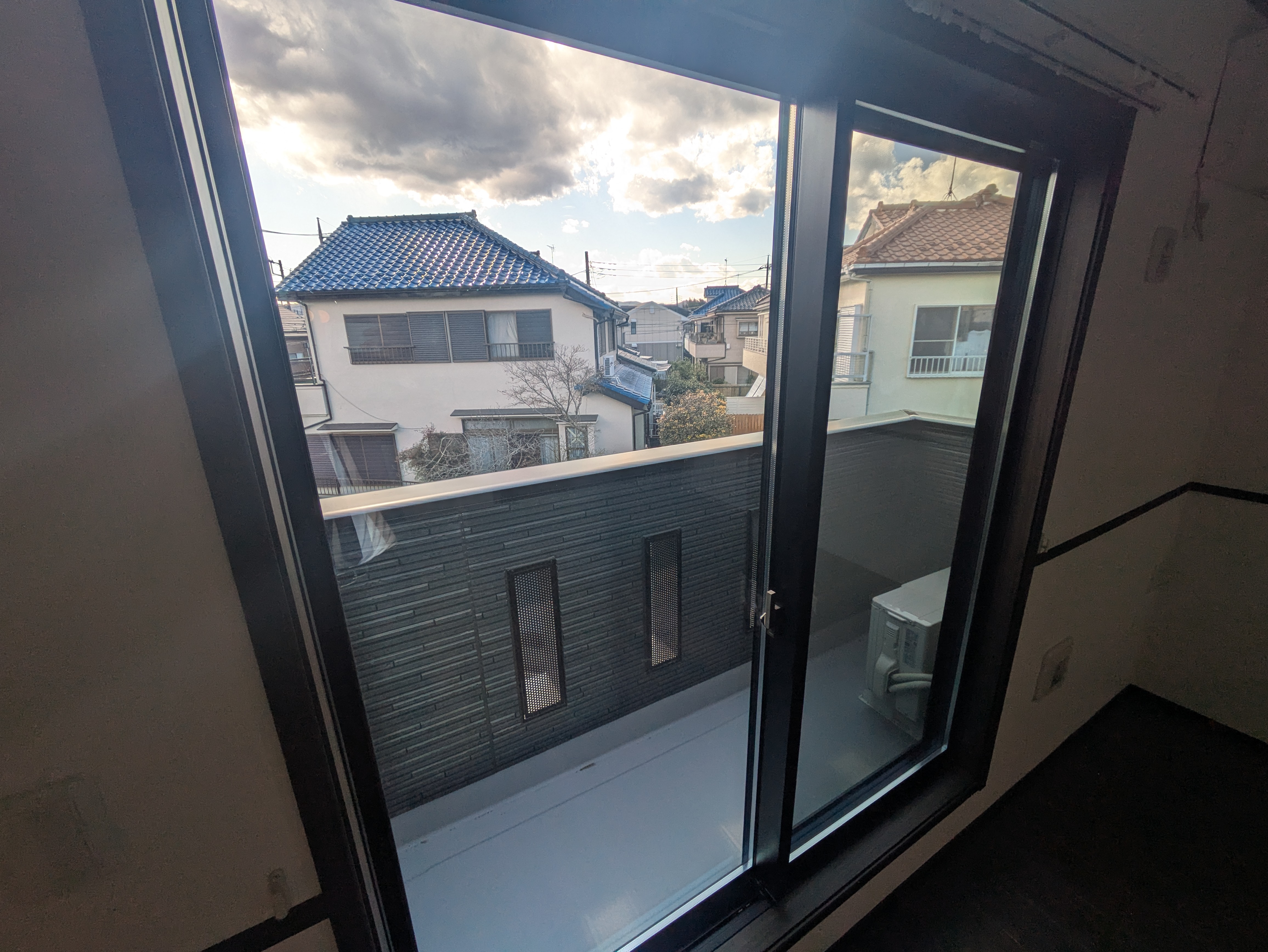 洗濯物を干すのにも十分な広さのバルコニー loading=