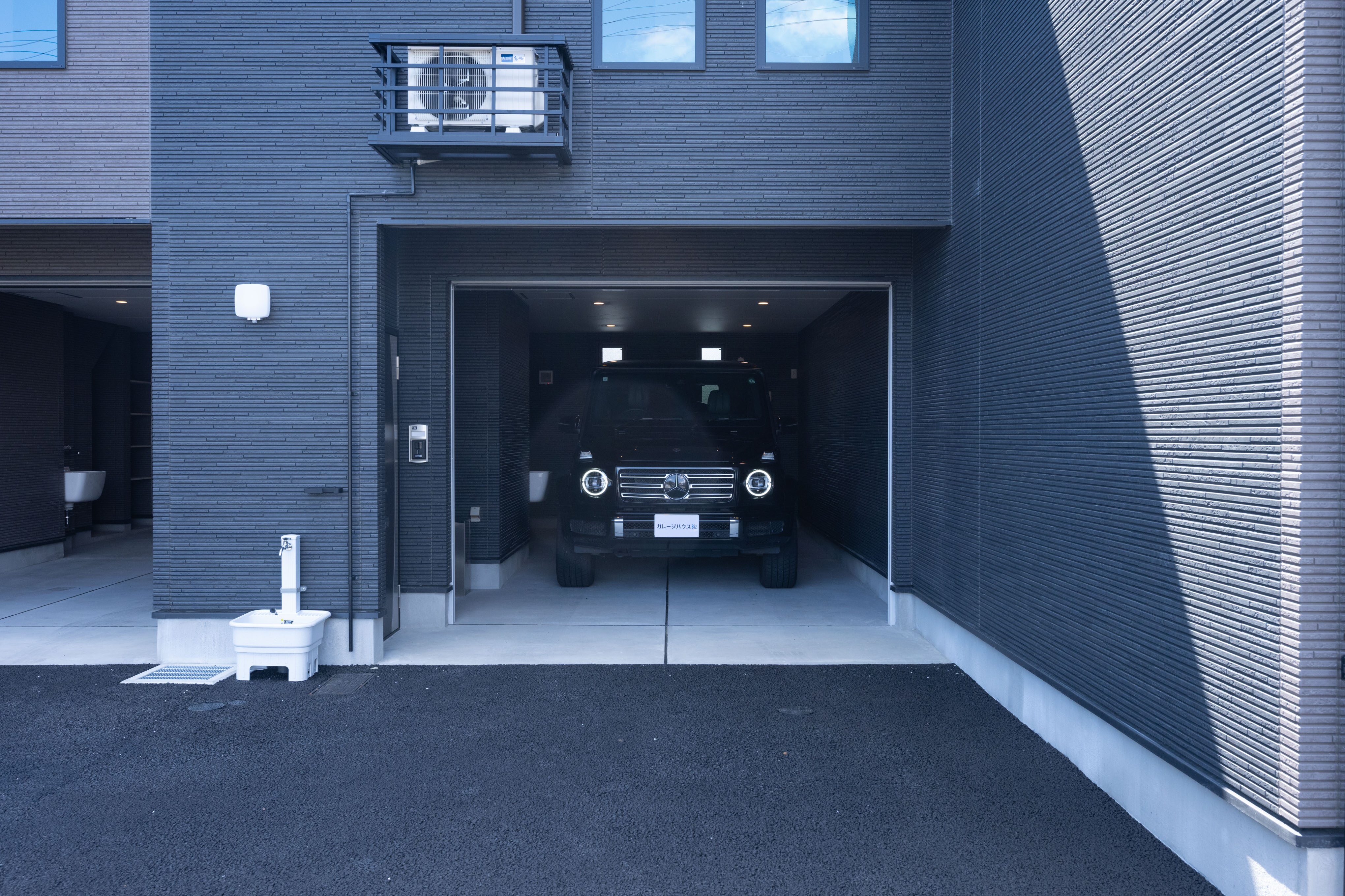 大事な愛車が入庫された状態のガレージスペース loading=