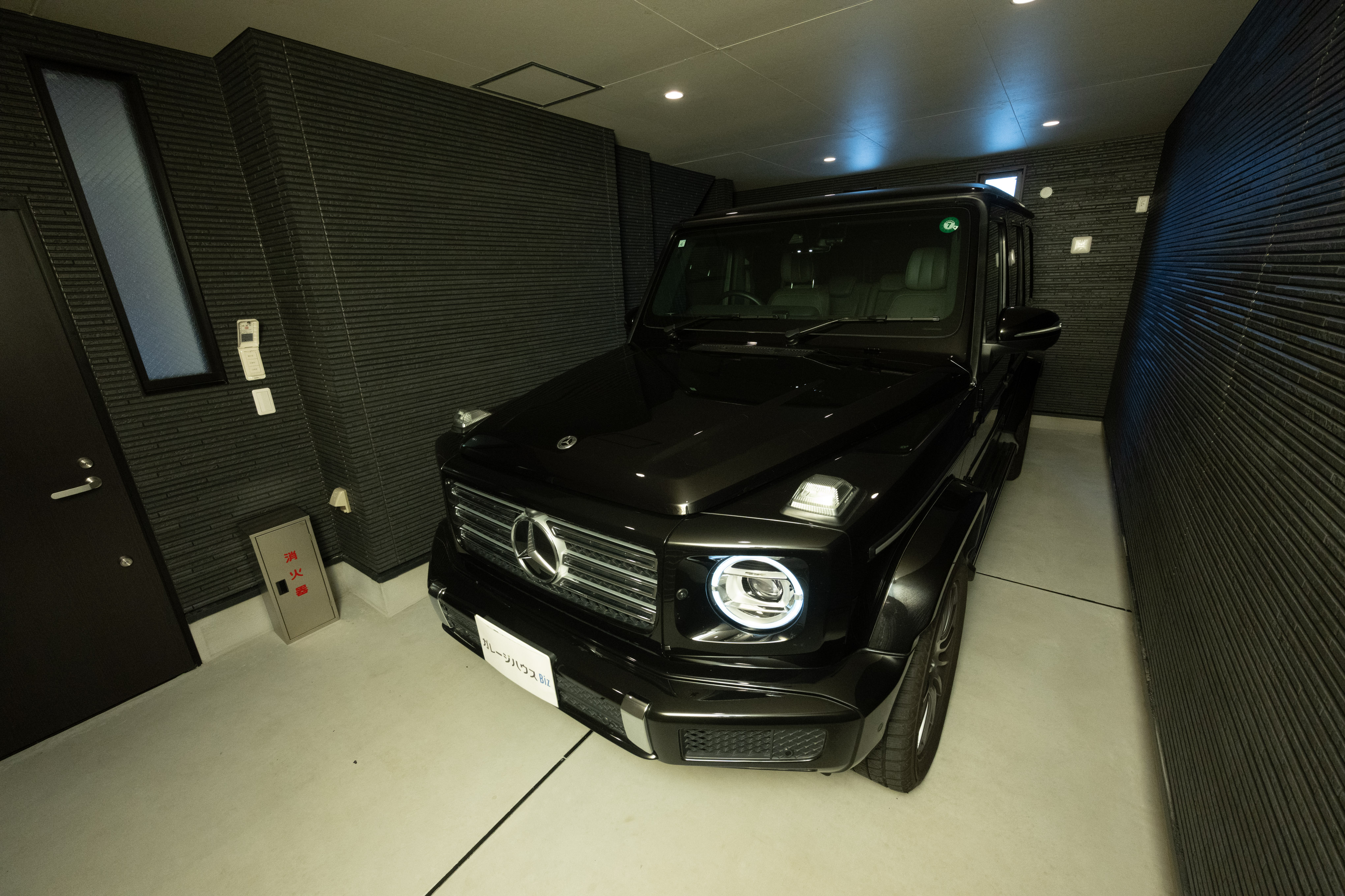 メルセデスベンツ「G-Class」が入庫した状態のガレージ内 loading=