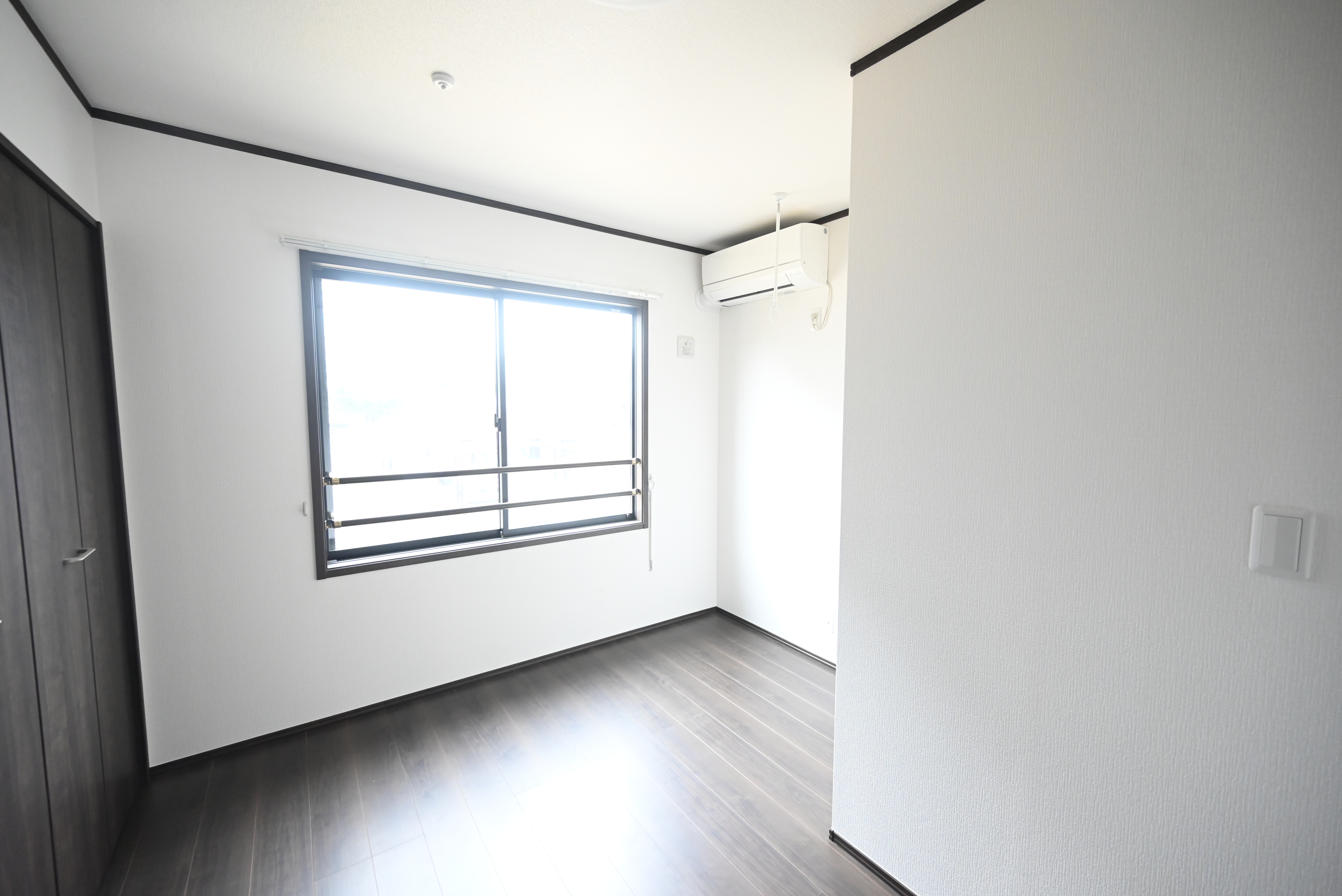 室内物干しの有る5.4帖の洋室 loading=