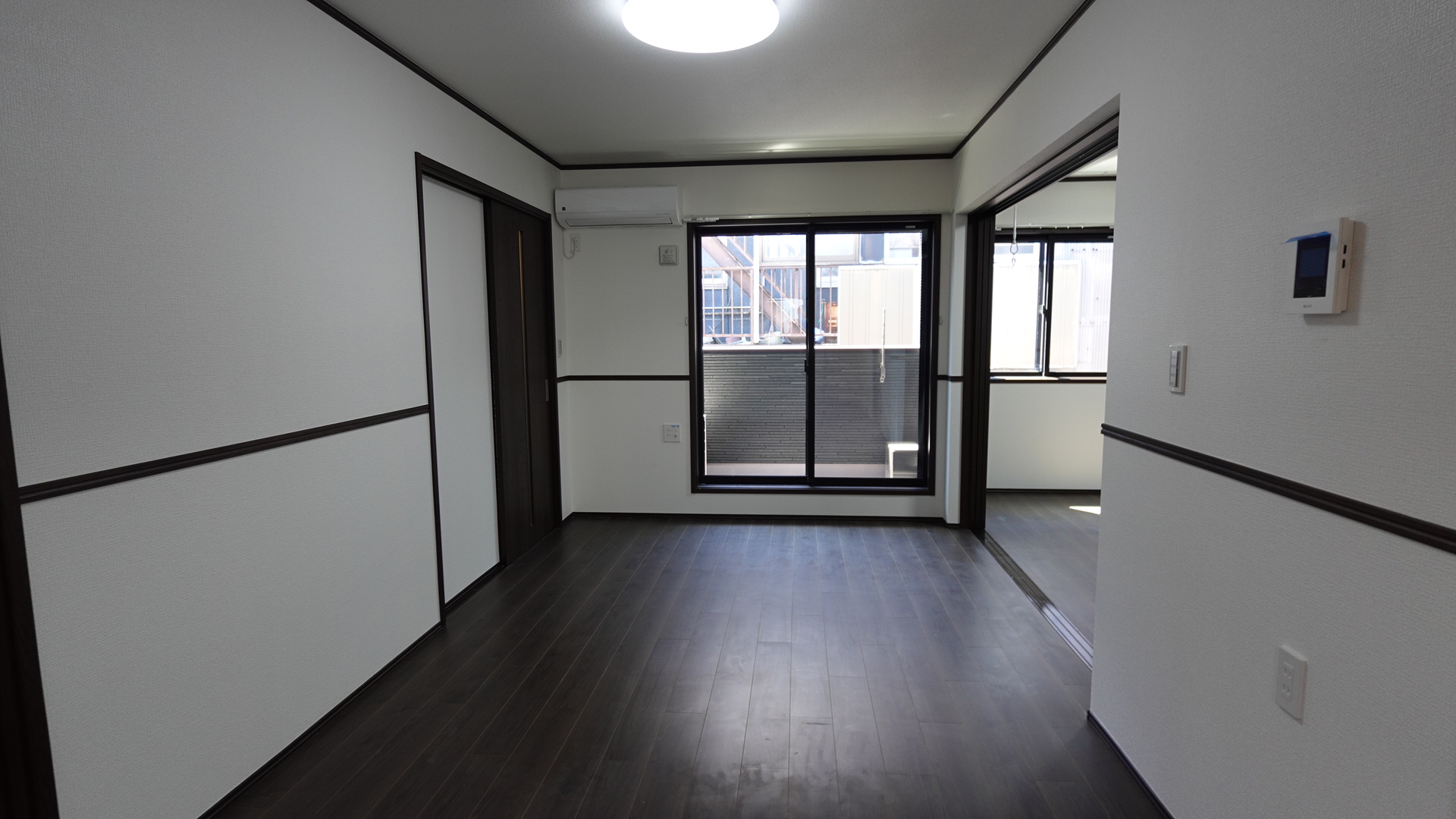 バルコニーへの掃き出し窓がある明るいLDK
 loading=