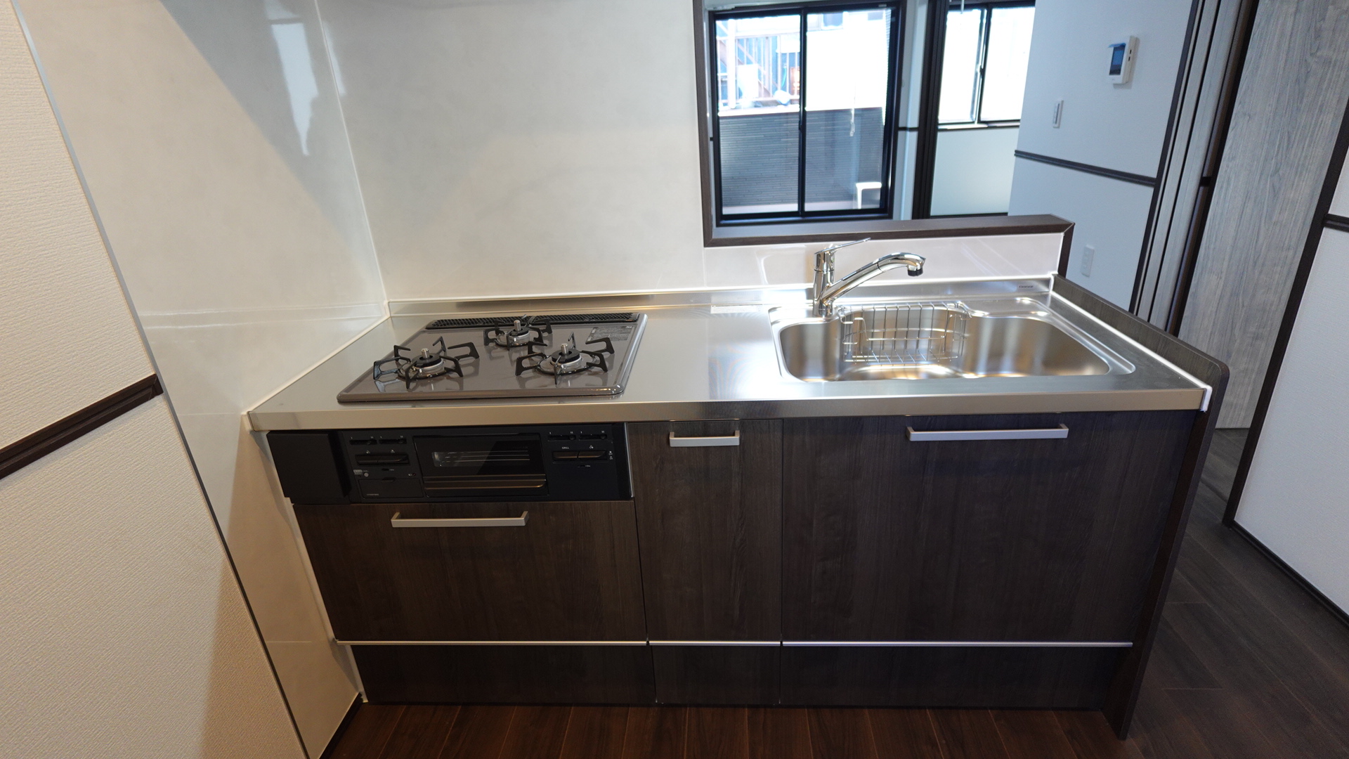 三ツ口コンロのあるシステムキッチン
 loading=