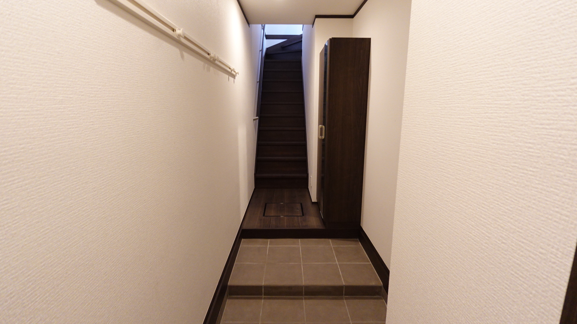 大型のシューズボックスを備えた玄関
 loading=