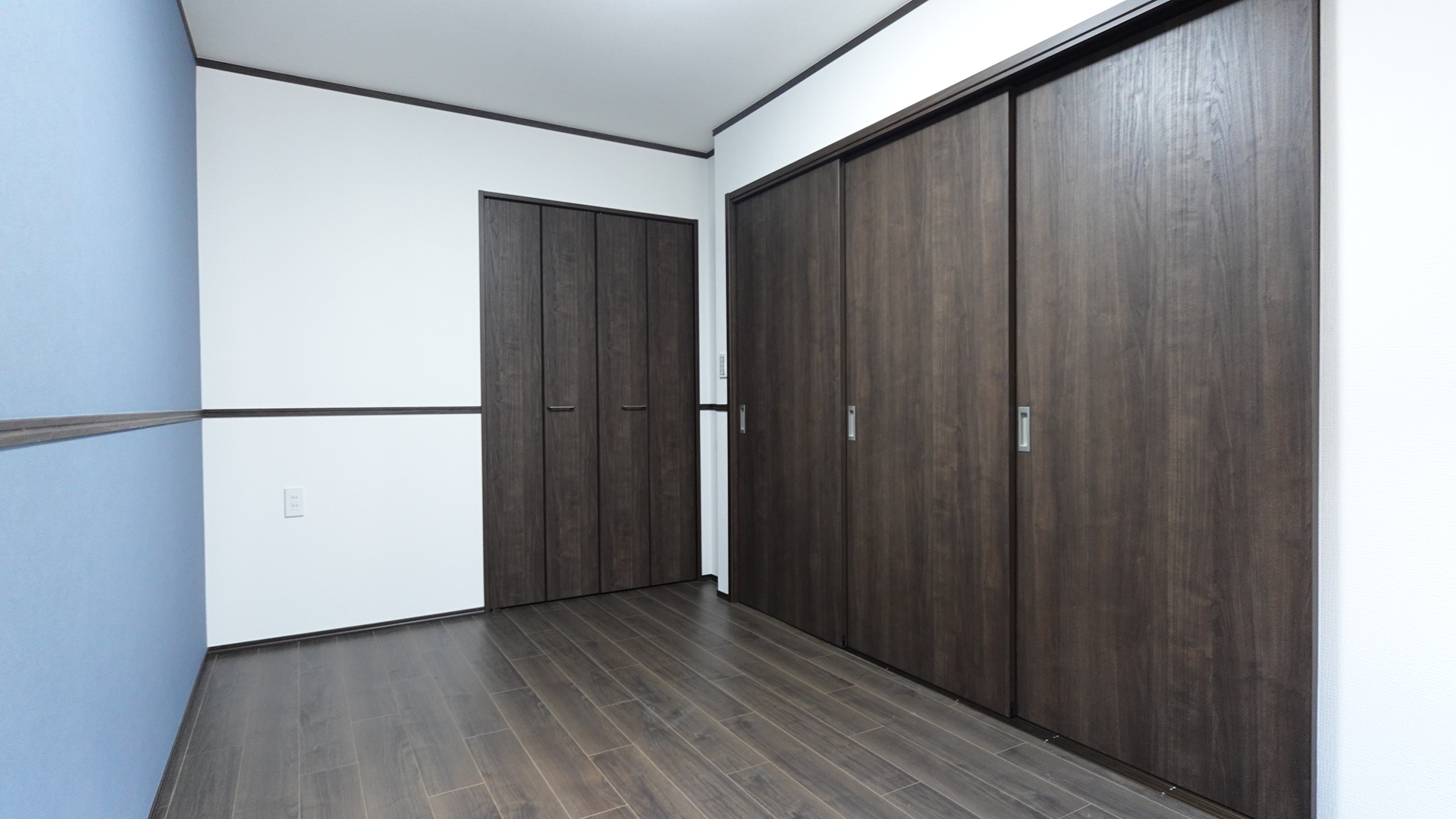 洋室には収納スペースあり
 loading=