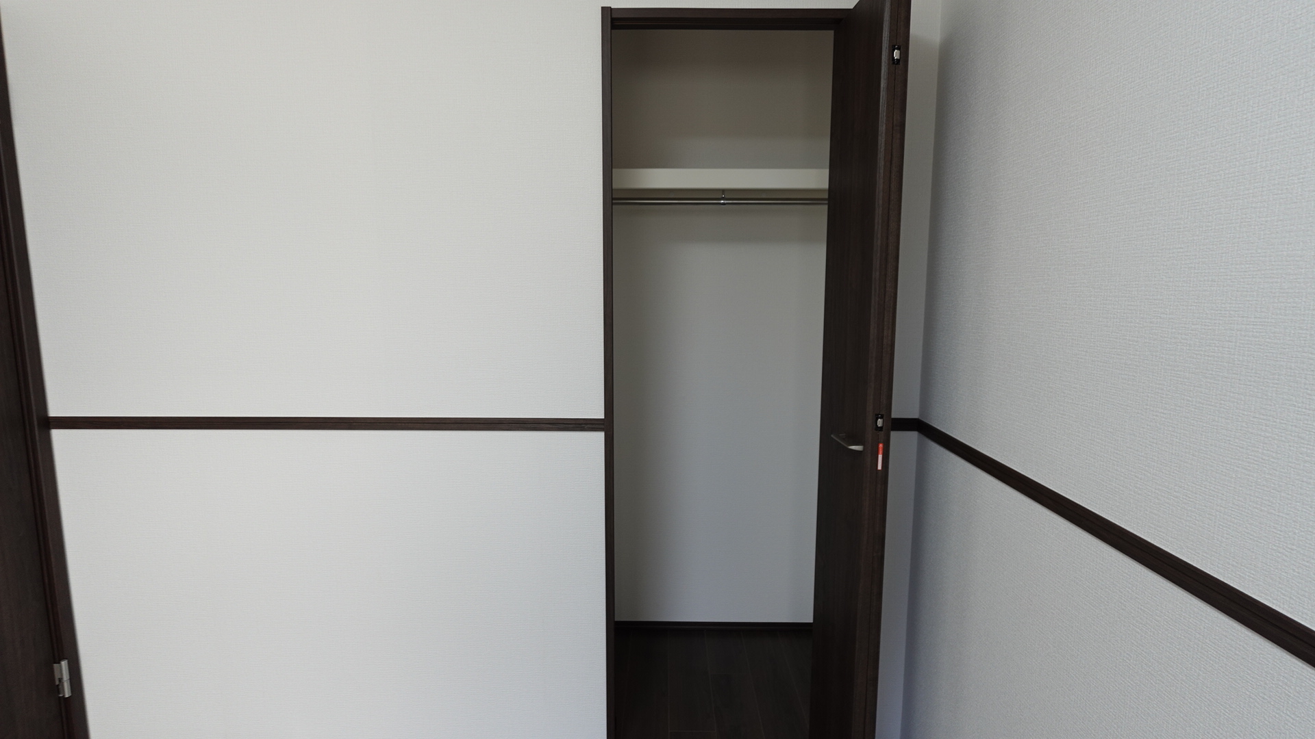 4.8帖の洋室にある収納スペース
 loading=