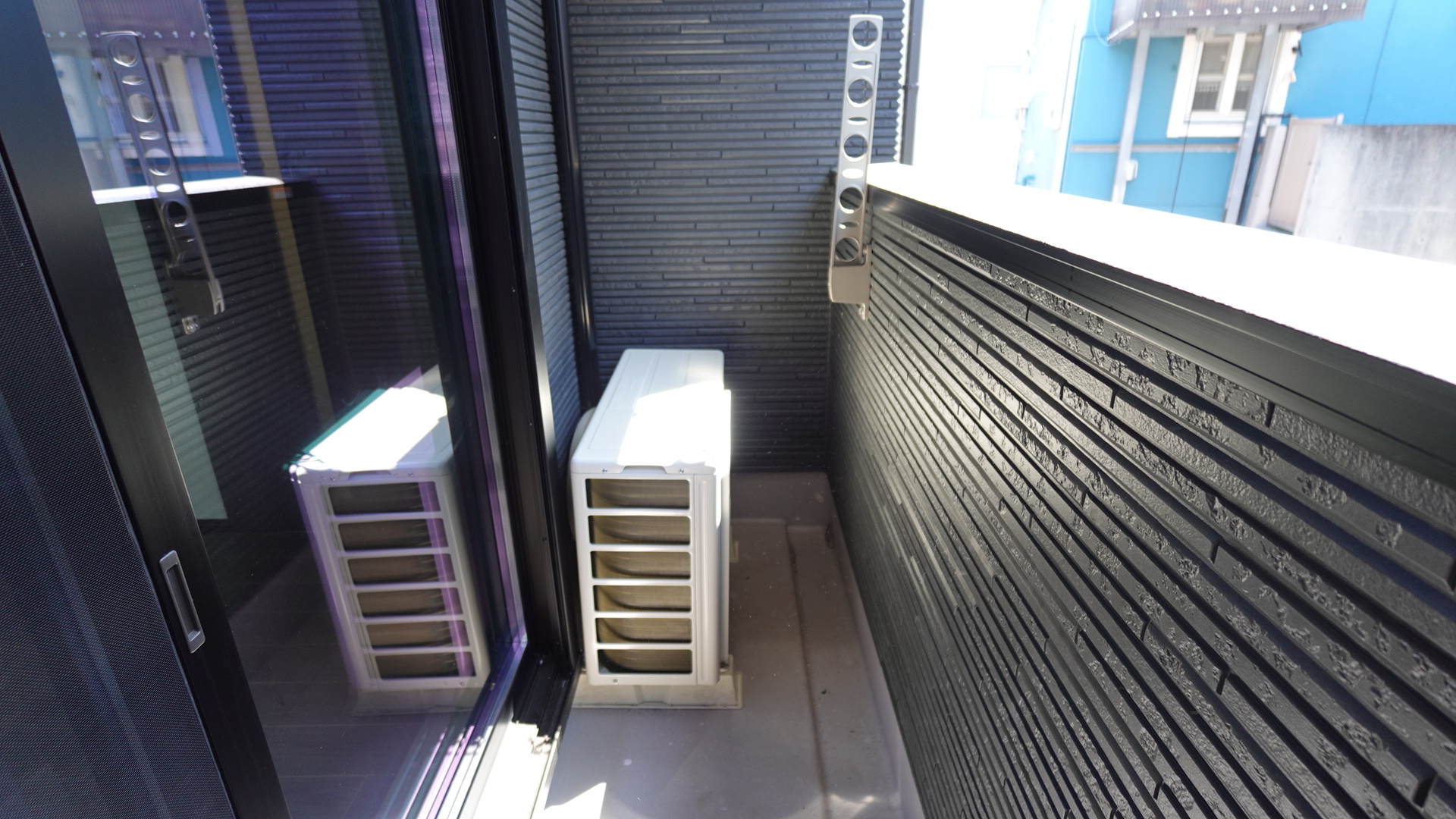 壁面物干しのあるバルコニースペース
 loading=