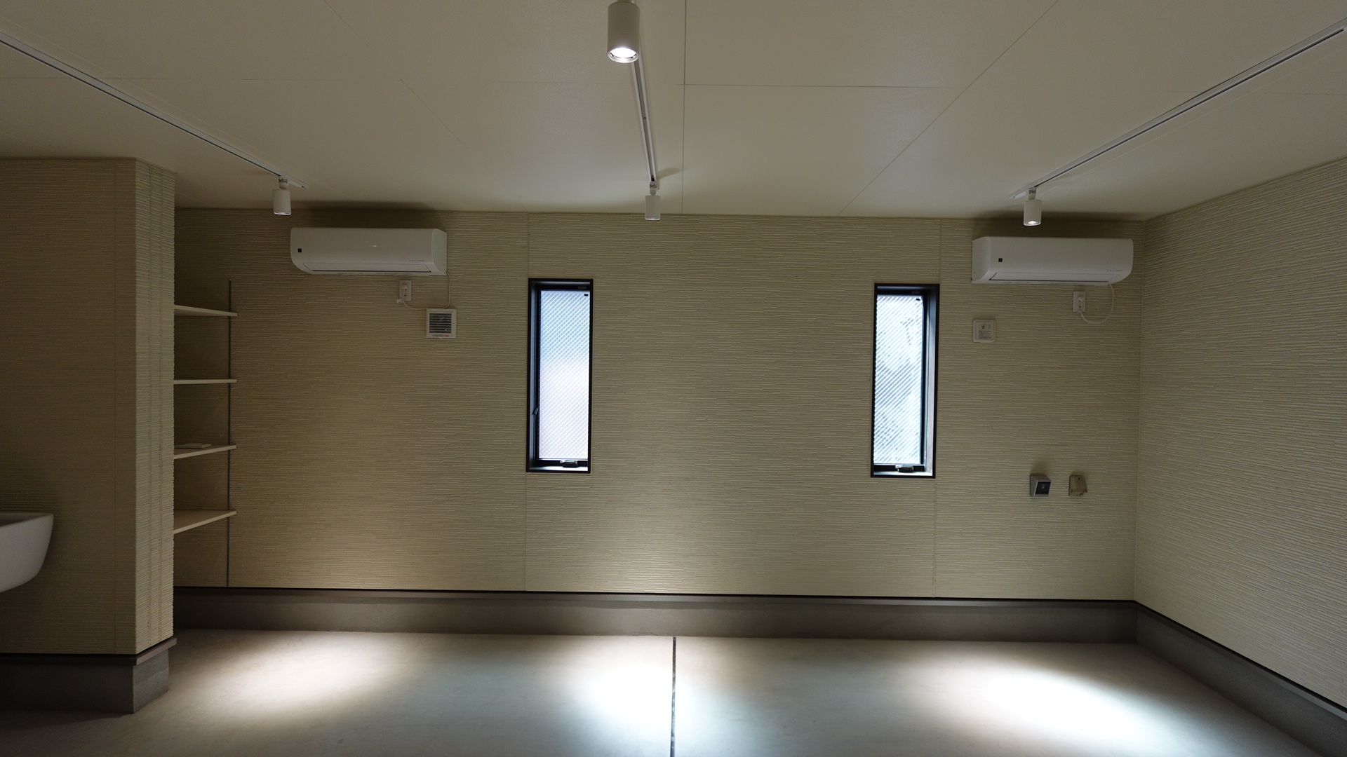 ガレージスペースにはエアコンが標準装備
 loading=