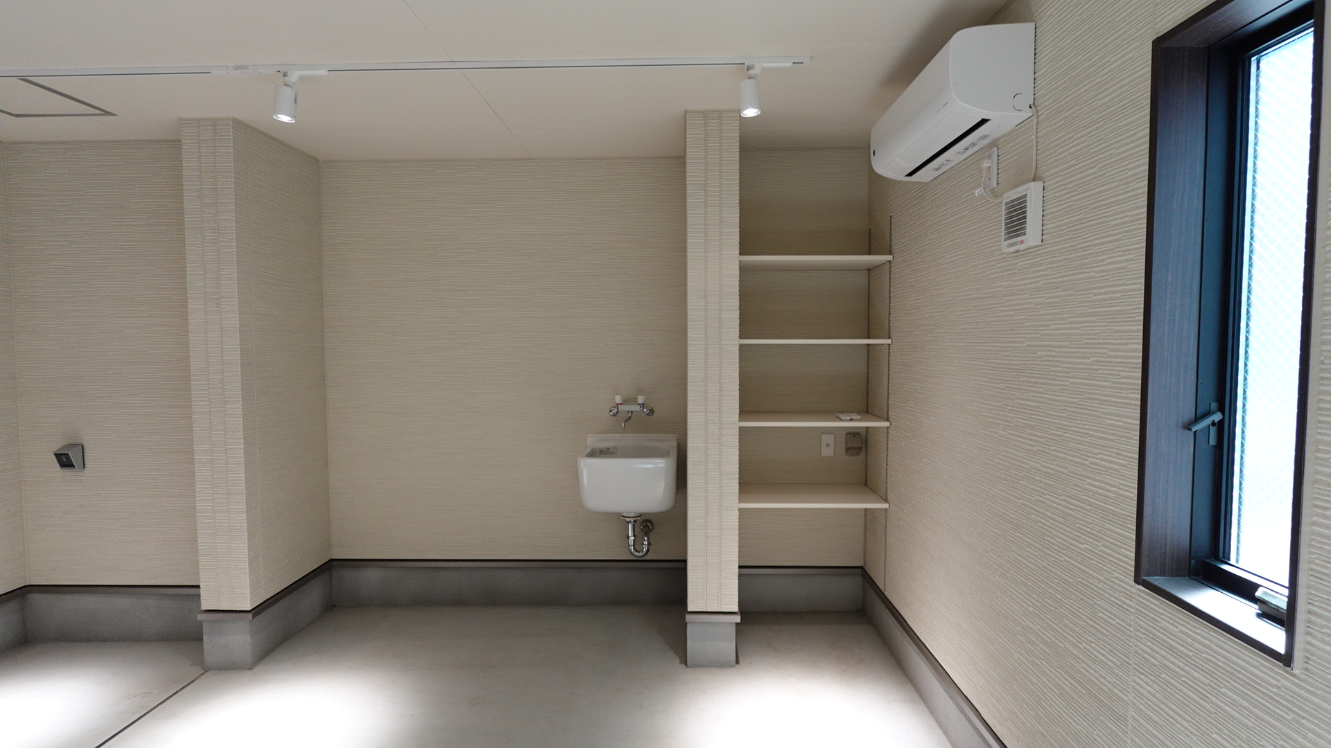 ガレージスペースにある収納棚
 loading=