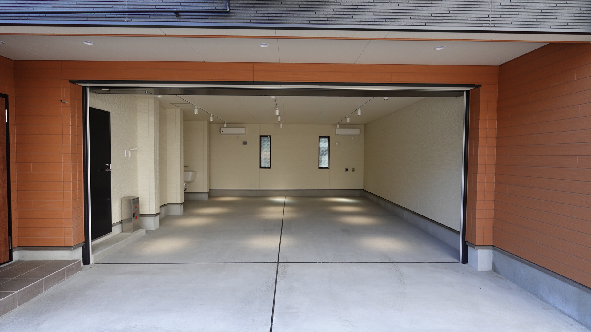 ガレージスペースの間口は約5m
 loading=