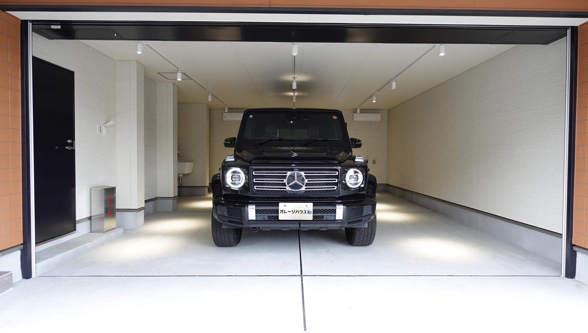 ガレージスペースにゲレンデをとめた状態
 loading=