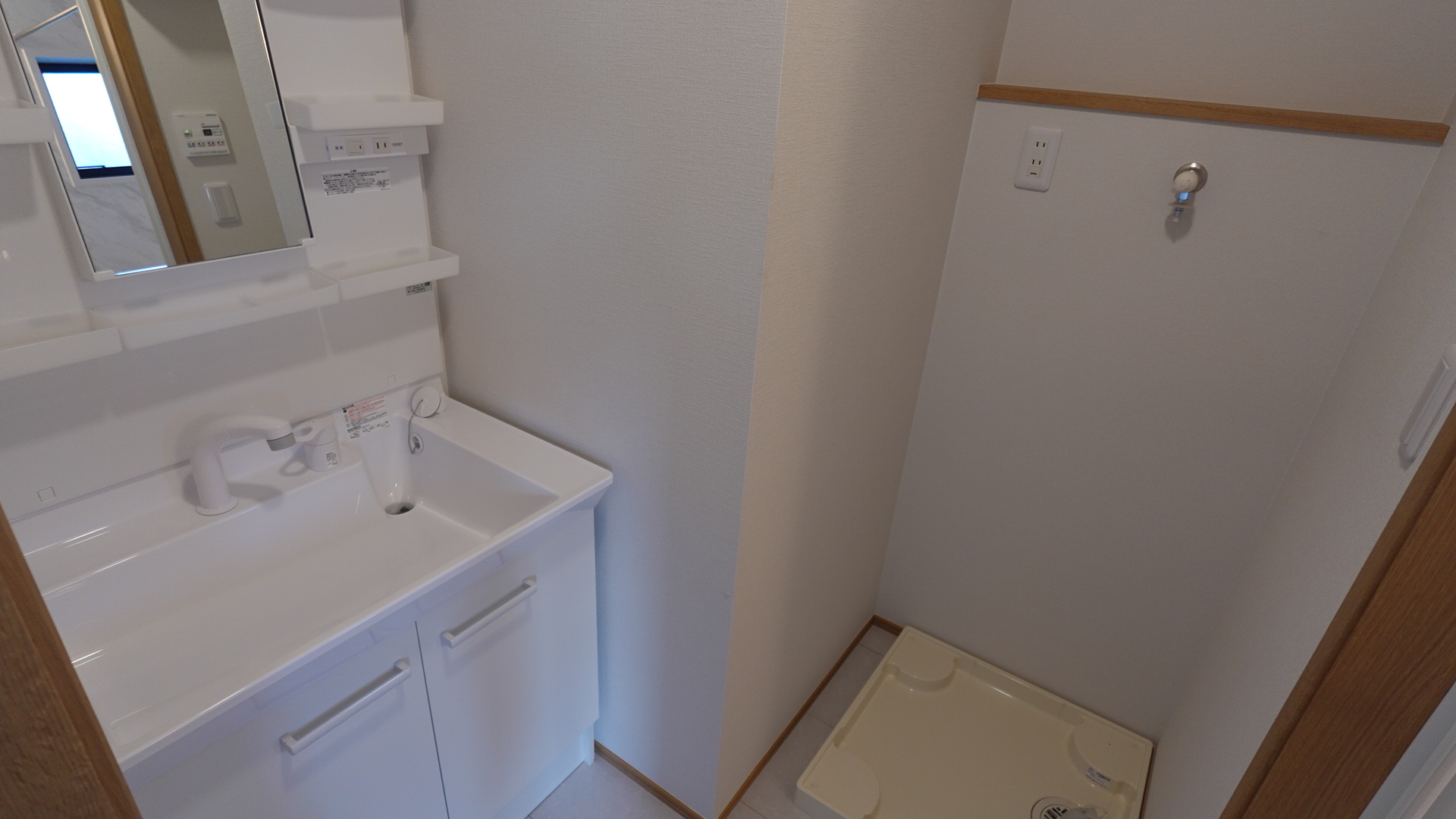 シャワーヘッド付きの洗面台と洗濯機置き場 loading=