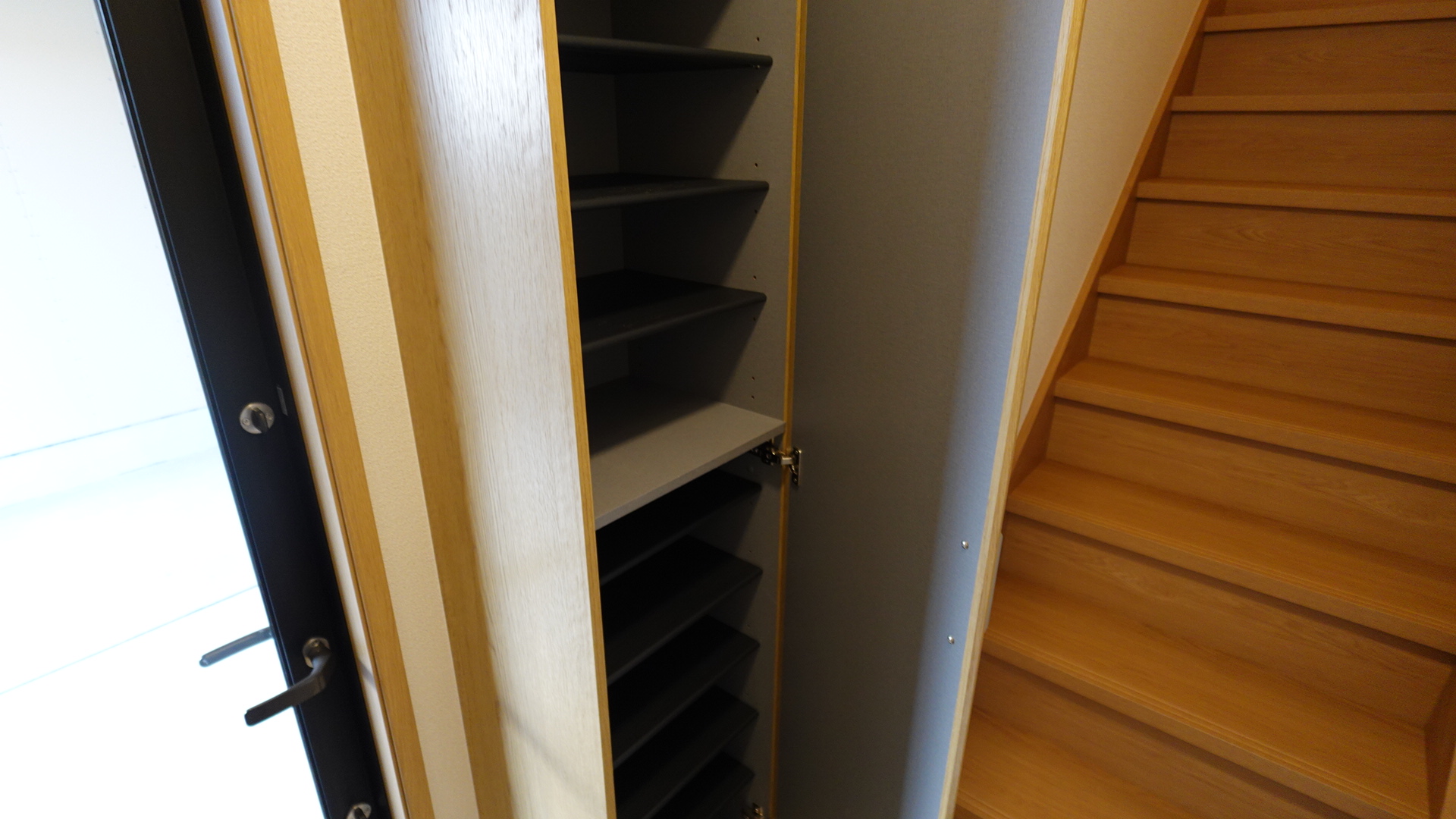 大型のシューズボックスを備えた玄関スペース loading=