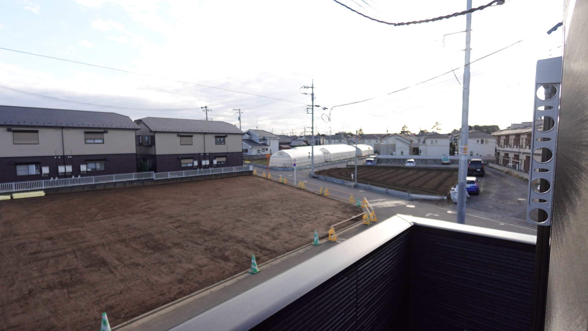 壁面物干しのあるバルコニー loading=