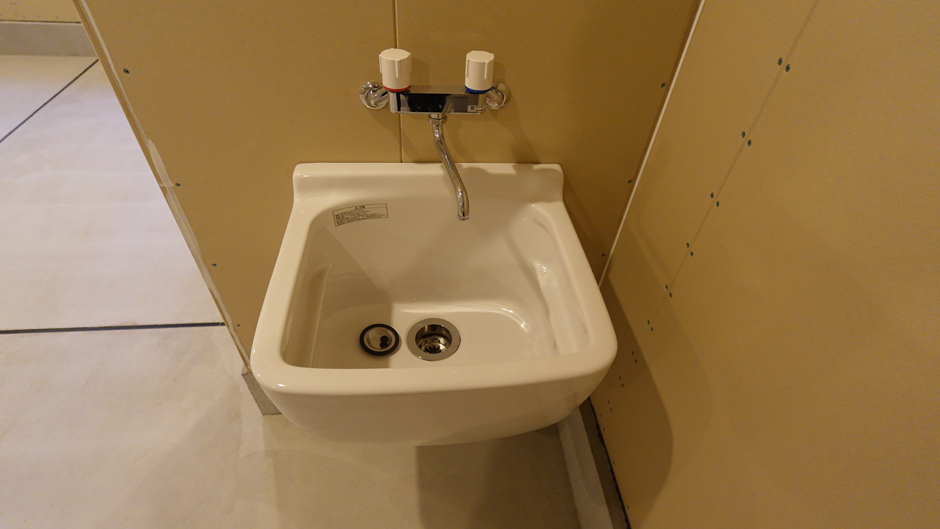 ガレージ内には混合栓付きのマルチシンクを標準装備 loading=