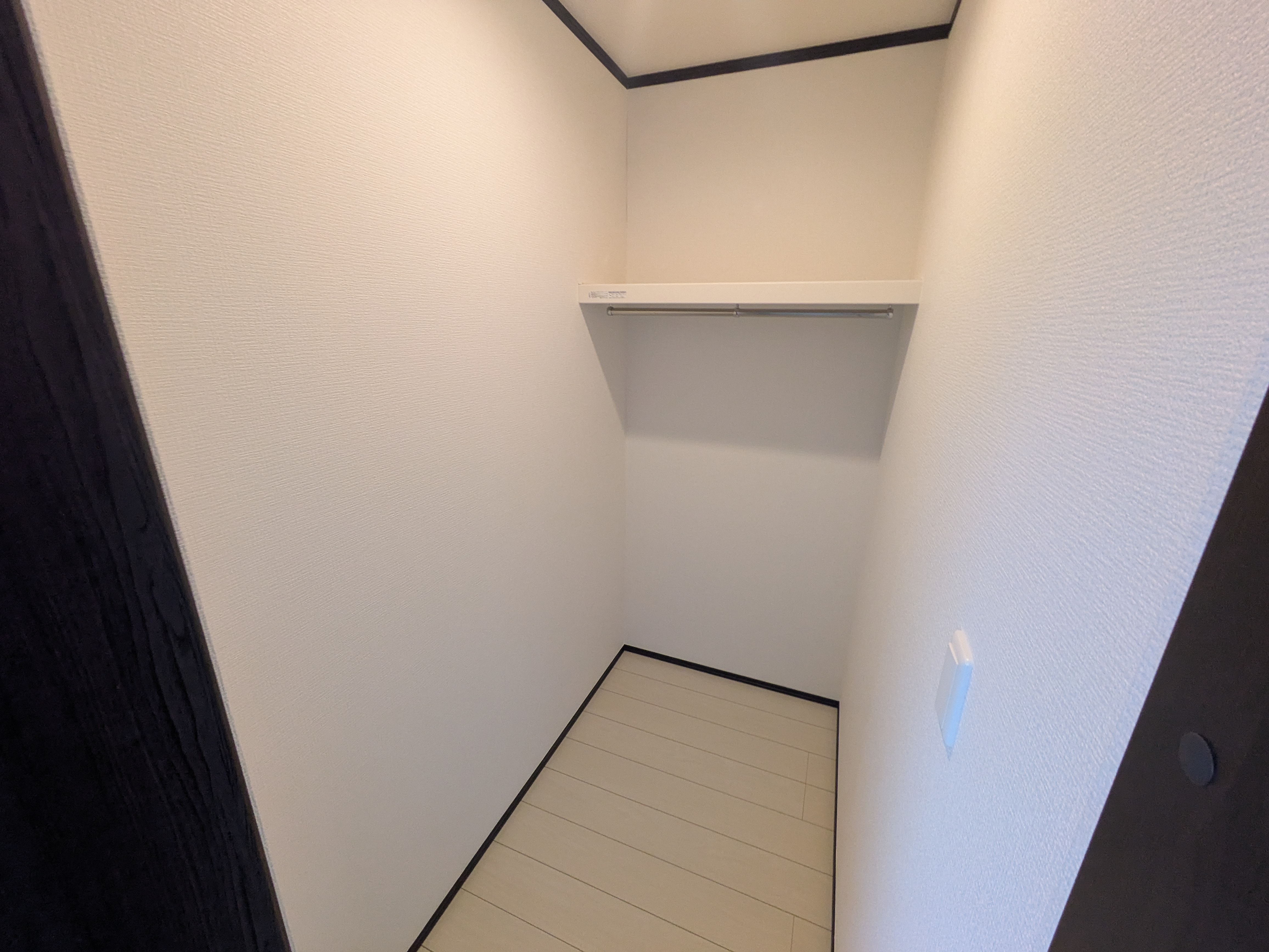 収納棚付きのクローゼット loading=