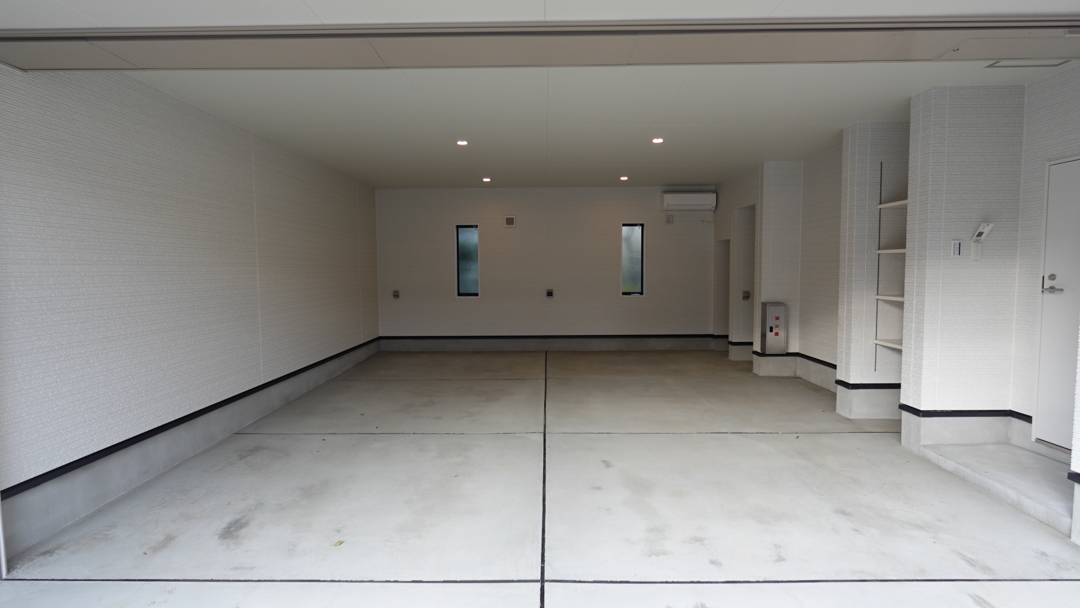 C室の２台並列駐車可能なガレージスペース loading=