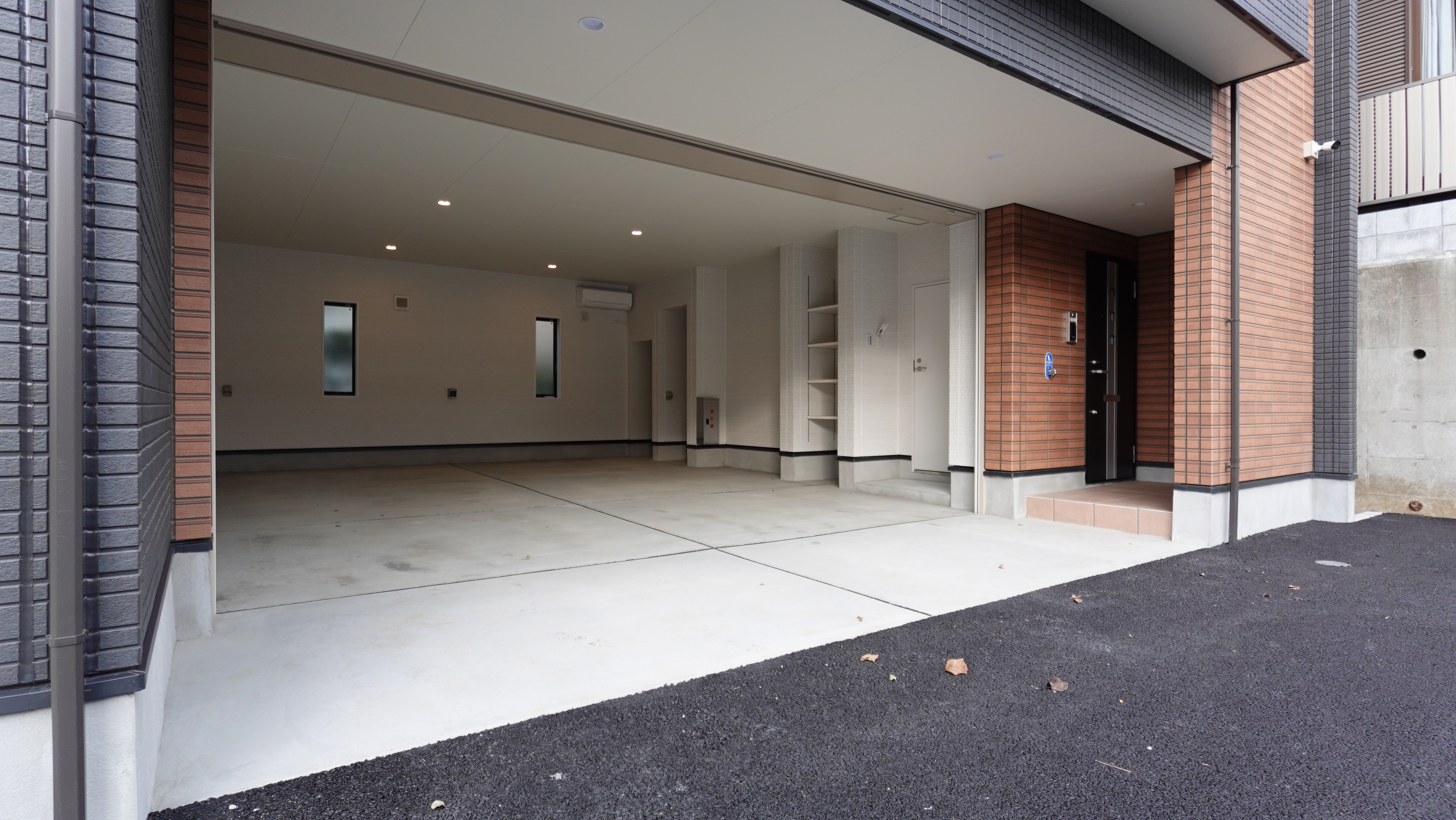 貴重な2台並列可能なガレージスペース loading=