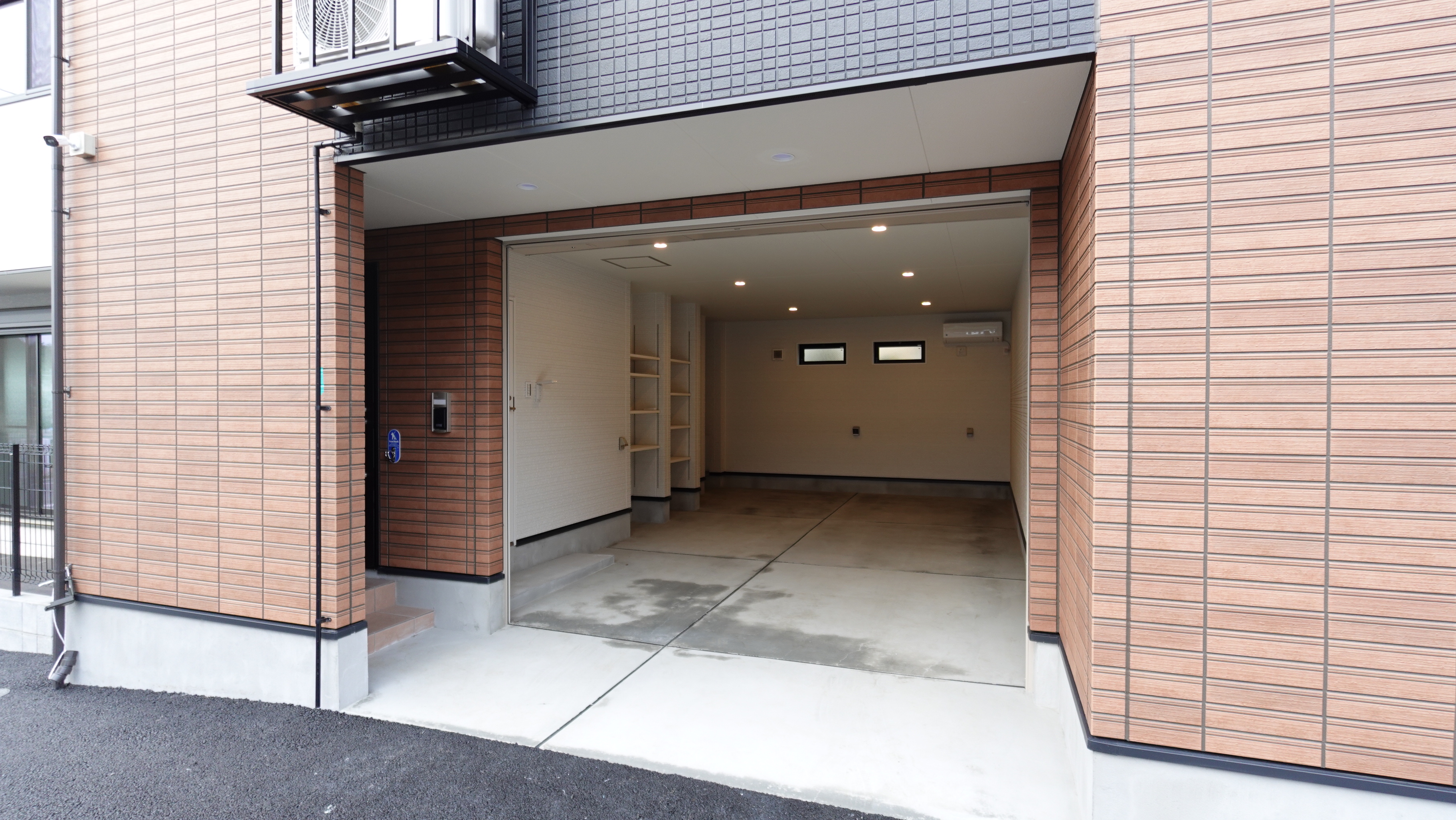 A室のガレージスペースの入り口 loading=