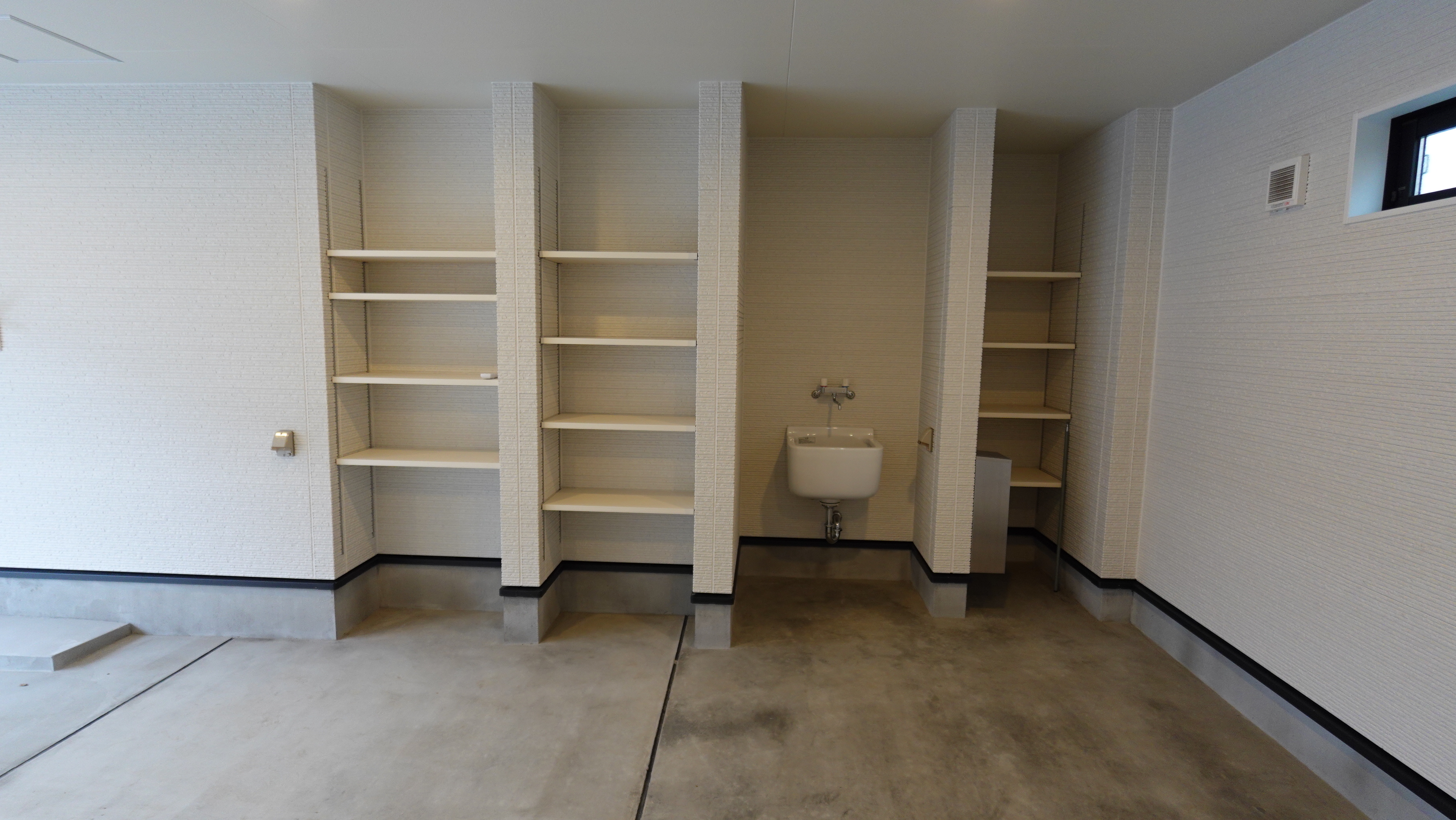 A室のガレージスペース内の収納棚 loading=