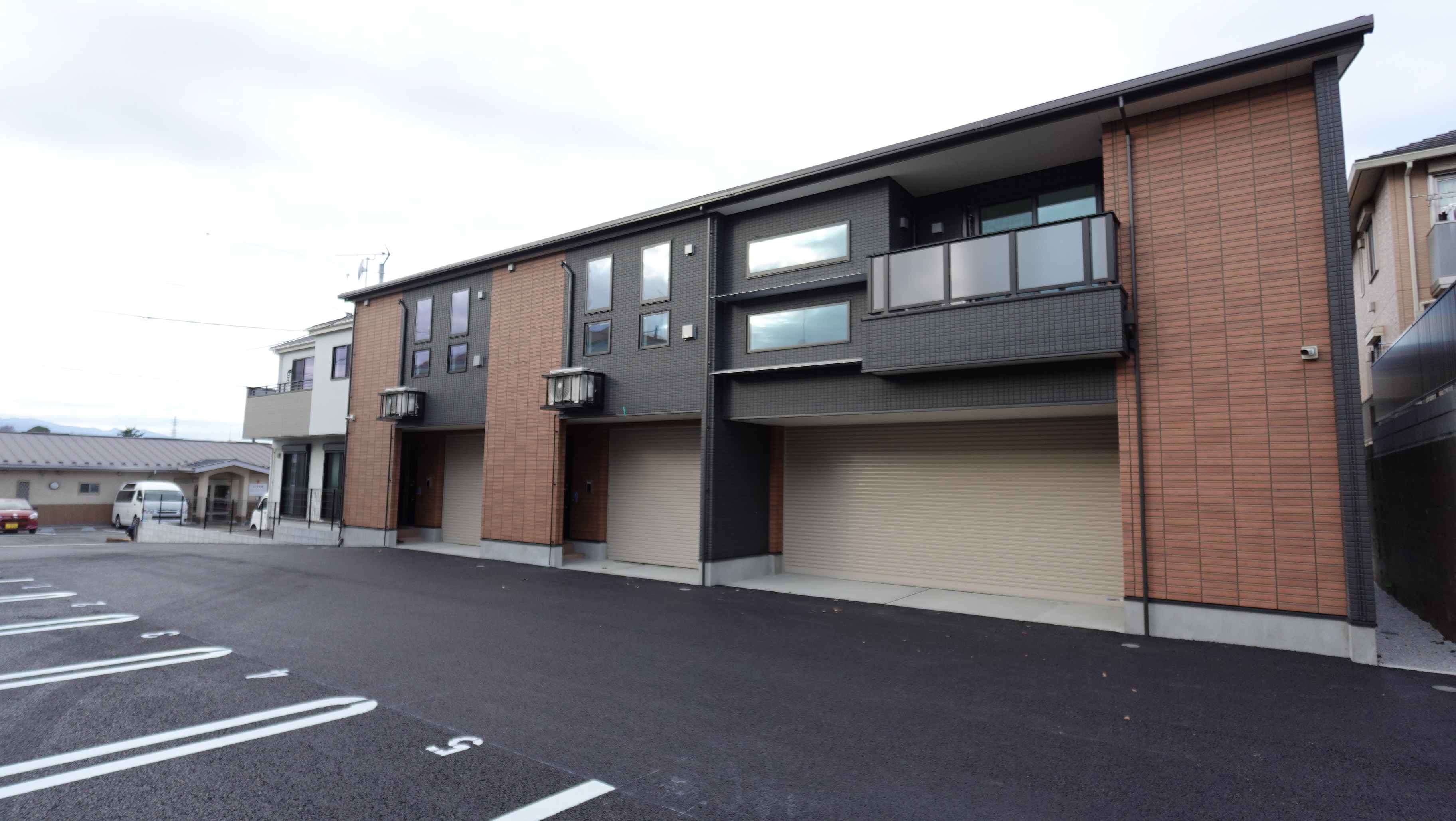 藤沢市のガレージハウス「パインズガレージ」の外観③ loading=