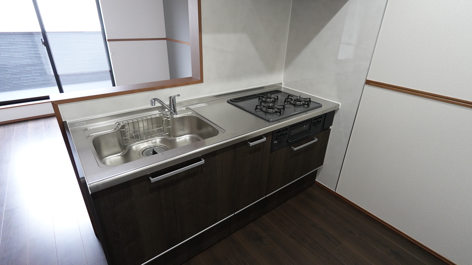 3つ口コンロとグリル付きのシステムキッチン
 loading=