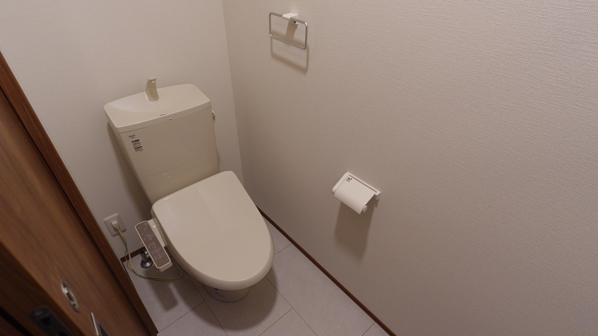 シャワートイレ付き
 loading=