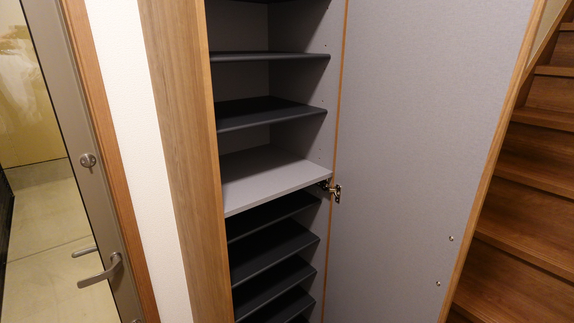 大型のシューズボックスを備えた玄関スペース
 loading=