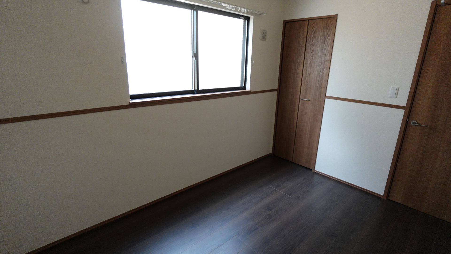 大きな窓のある洋室
 loading=