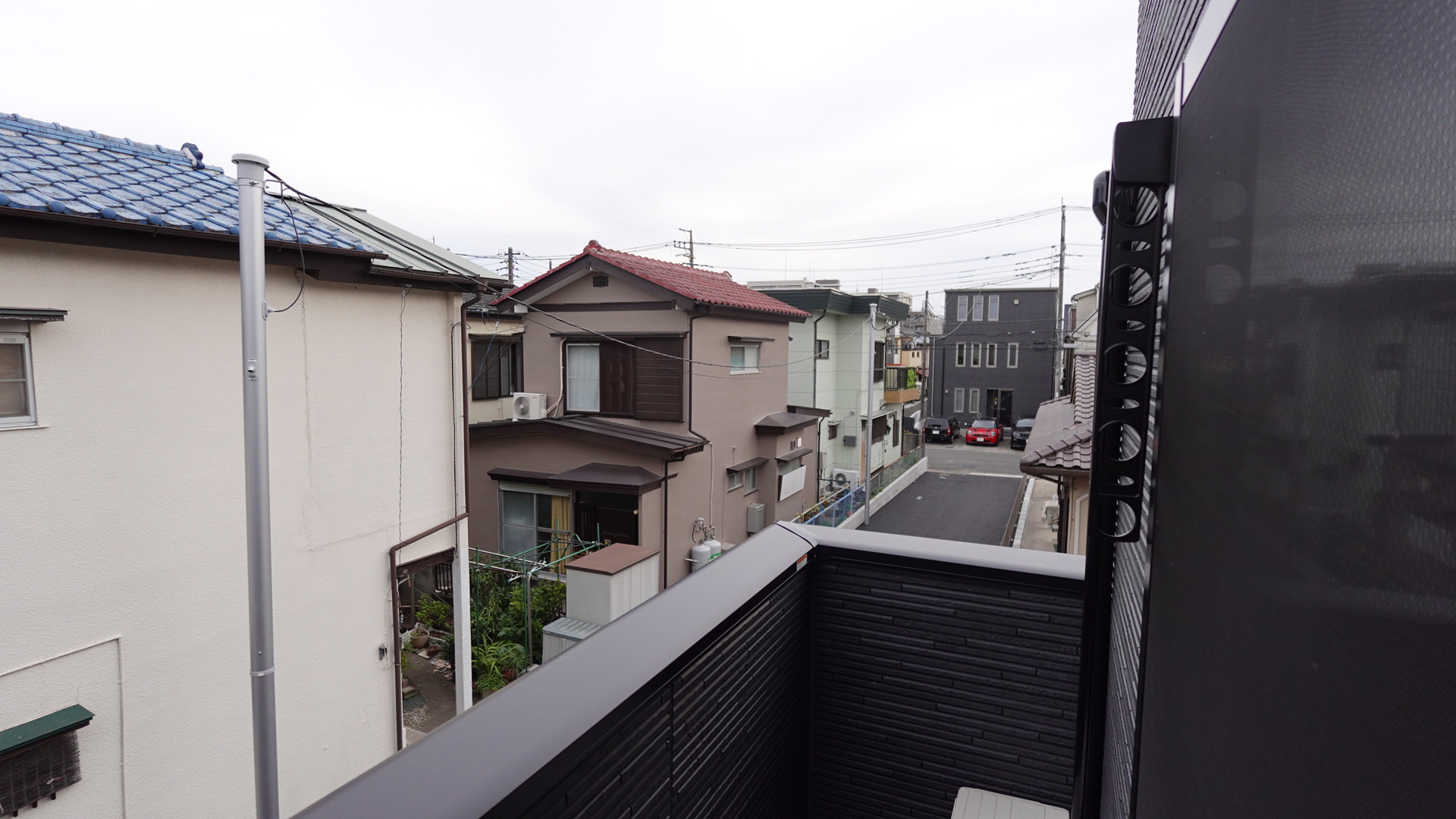 壁面物干しのあるバルコニースペース
 loading=