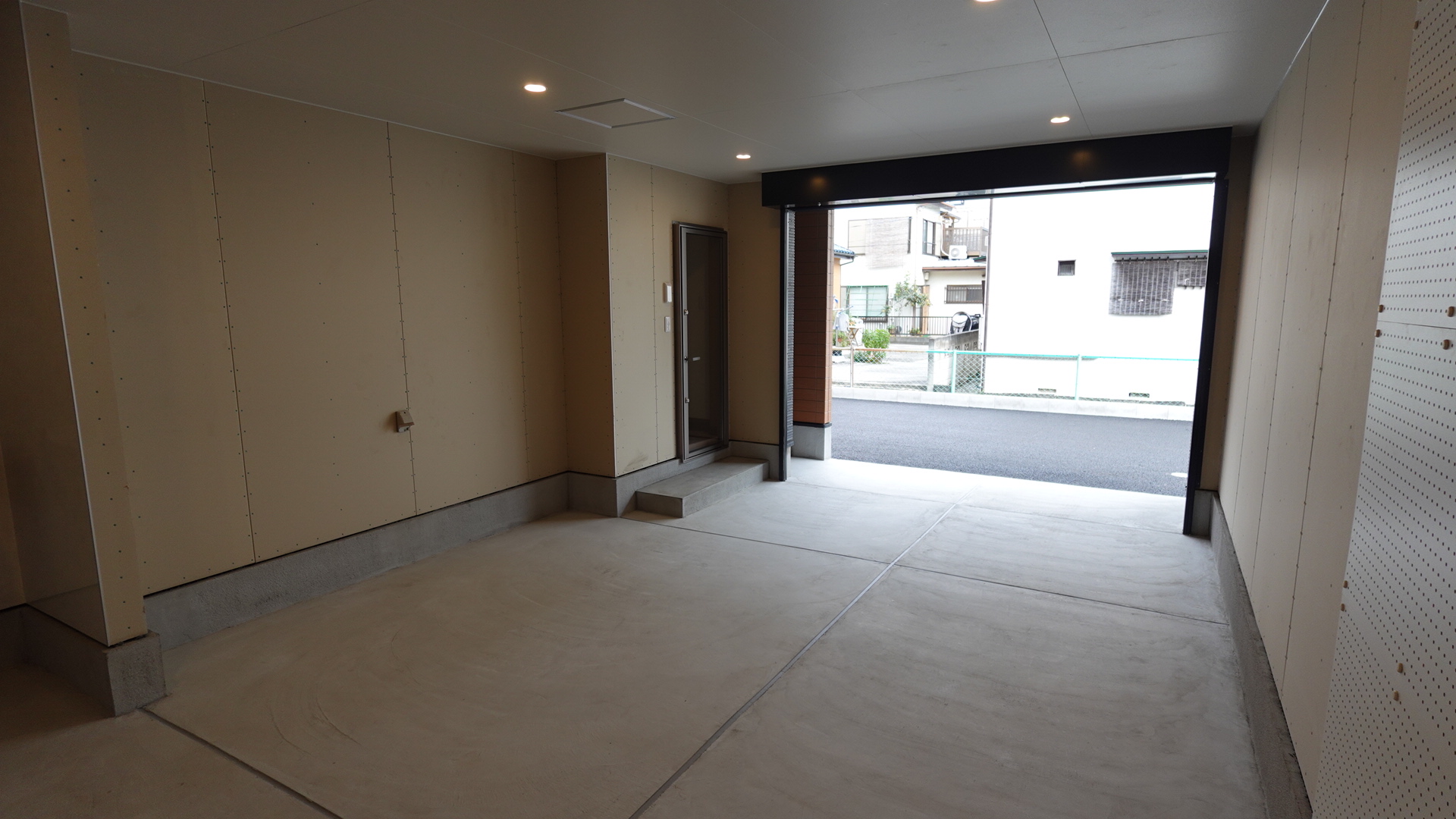 ガレージスペースから居室スペースへの出入りも可能です
 loading=