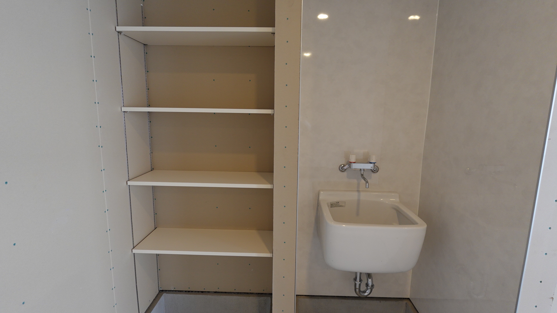 ガレージスペースにある収納棚
 loading=