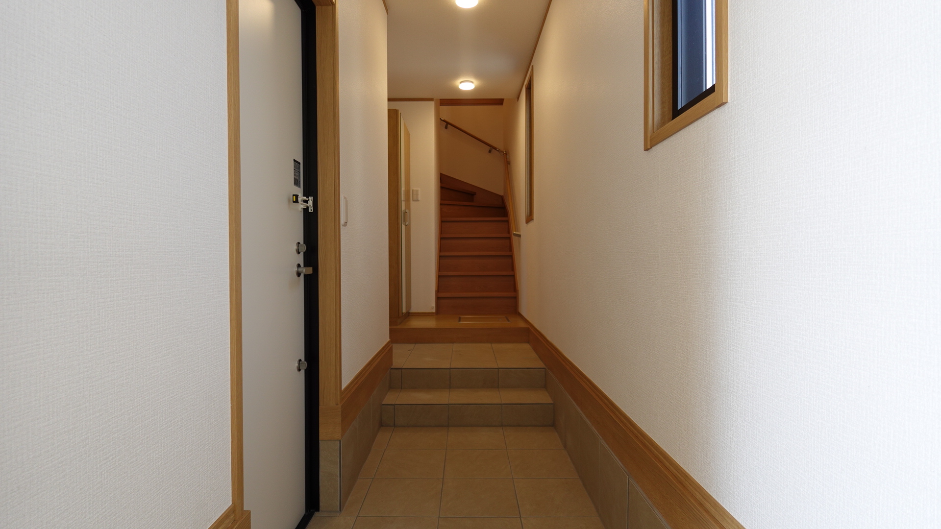 ガレージスペースへの出入りも可能な玄関スペース loading=