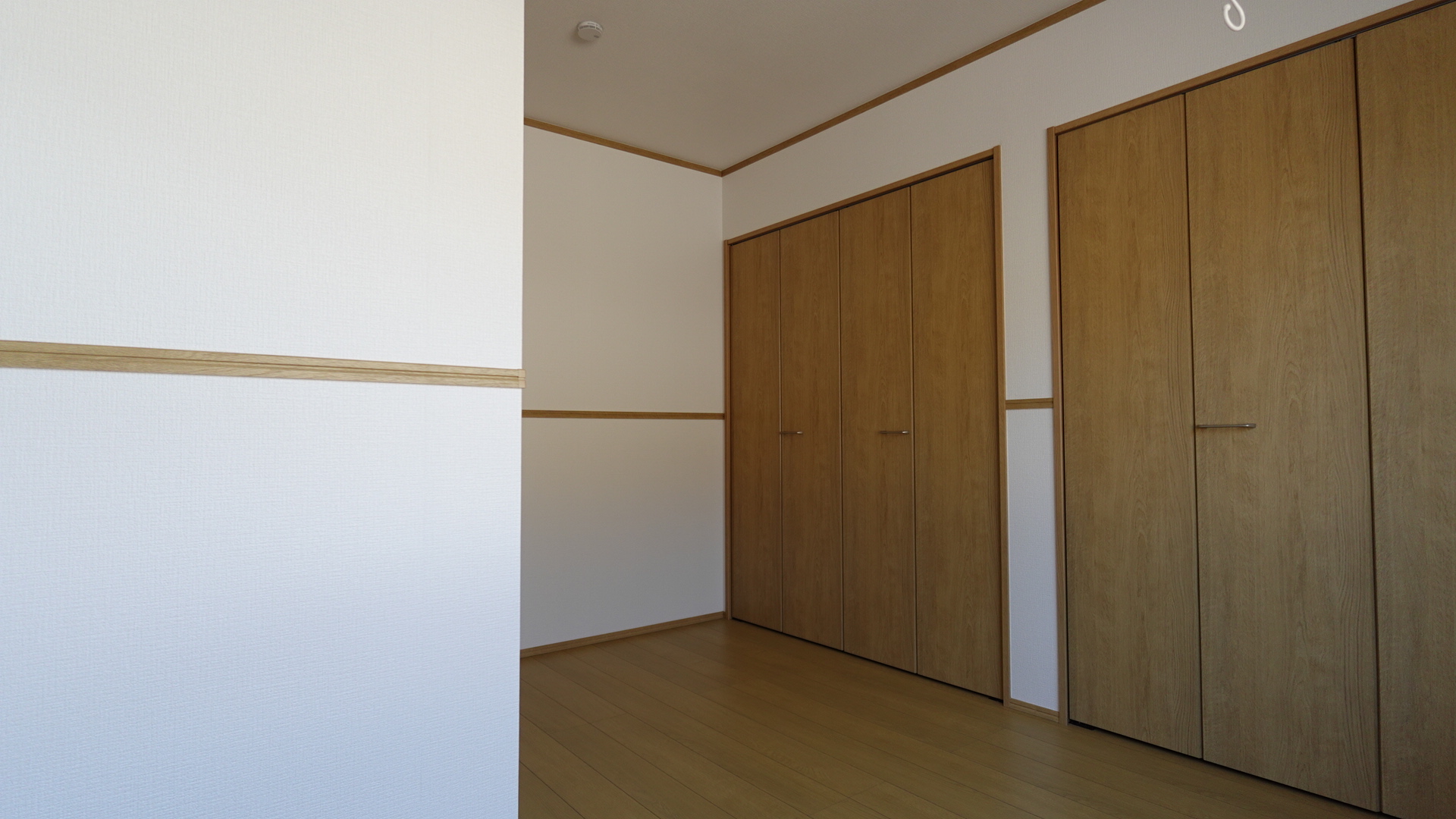 大型の収納スペースを持つ北側の洋室は5.4帖 loading=