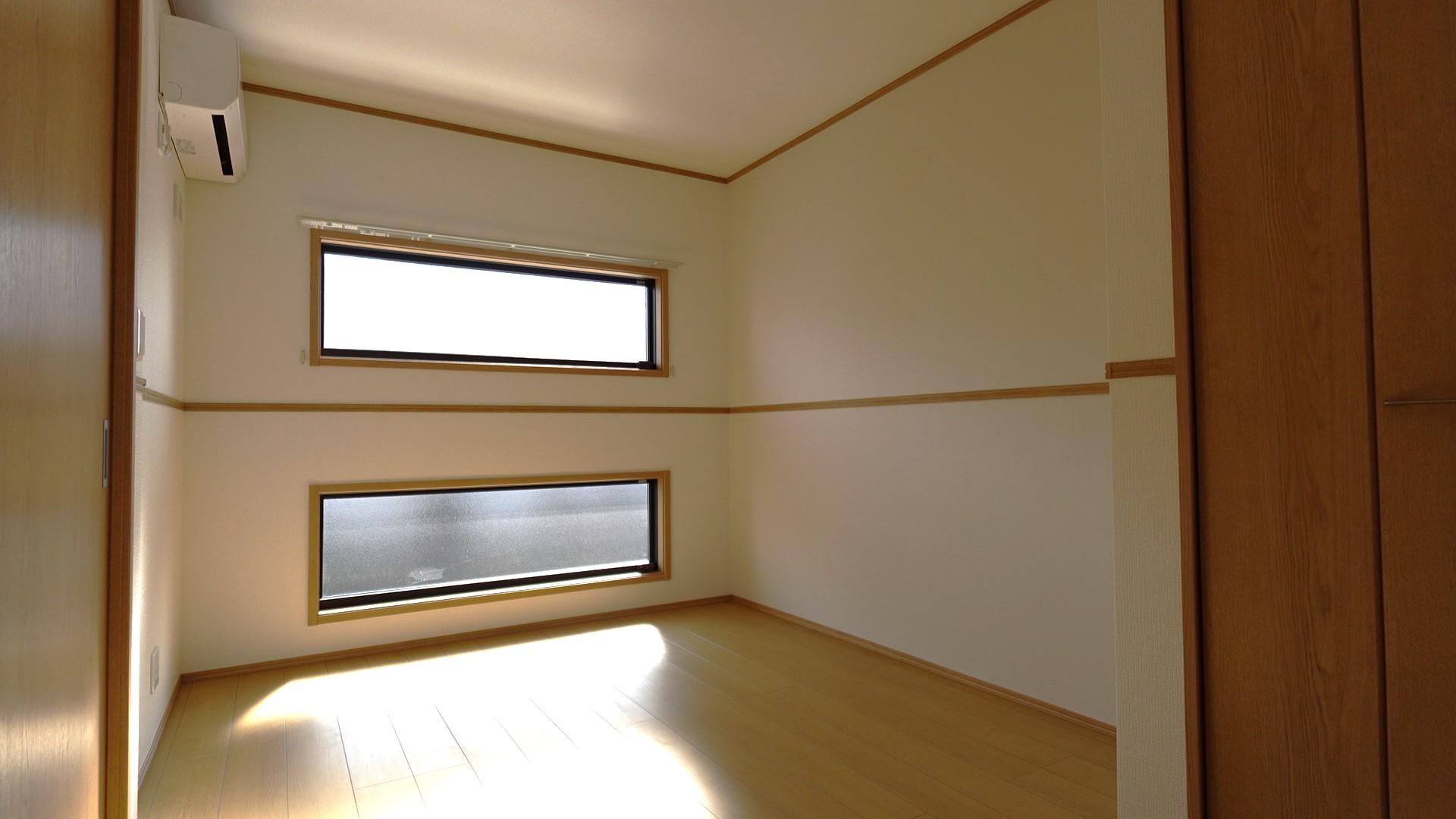 南側の洋室は6.1帖の広さ loading=